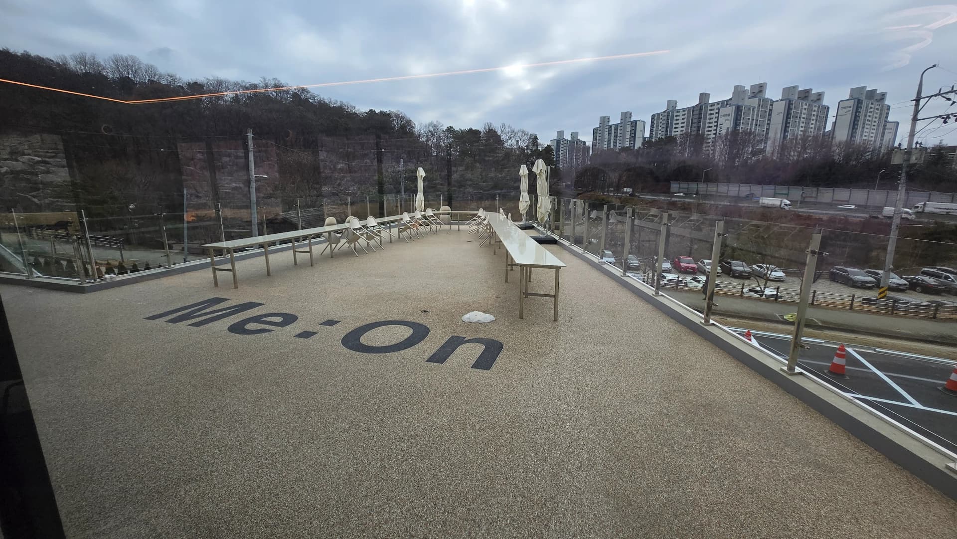 Кав'ярня MEON лого на підлозі руфтопу фотозона — тераса на даху для фото Корея | 하이제이에스비