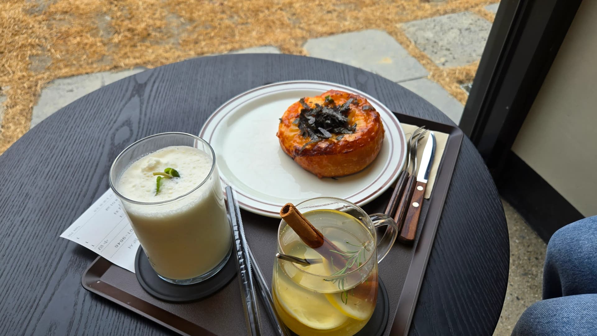 Кав'ярня MEON мілкшейк імбирний чай бейгл — замовлення біля вікна меню кав'ярні Кореї | 하이제이에스비