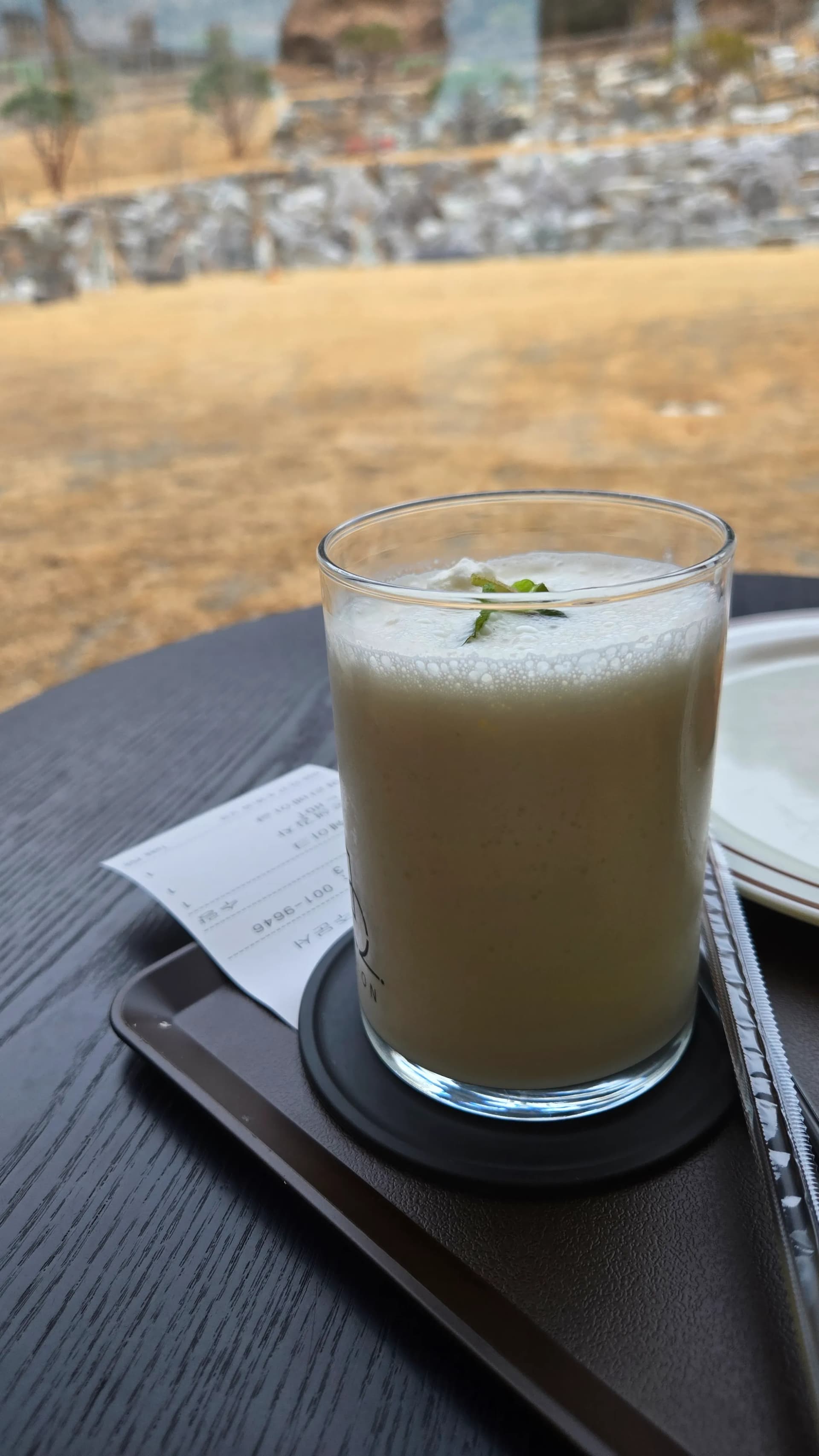 Кав'ярня MEON мілкшейк — вершковий коктейль із пінкою та листочком м'яти | 하이제이에스비