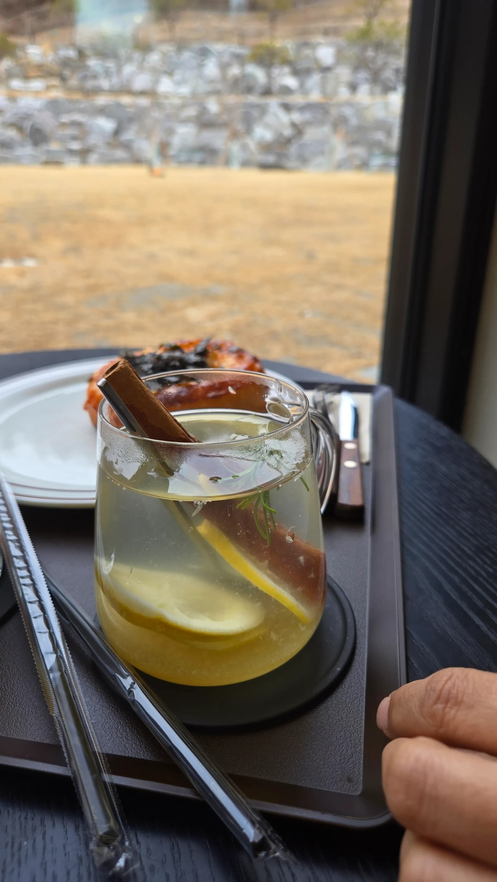 Кав'ярня MEON імбирний чай — лимон кориця розмарин гарячий трав'яний чай | 하이제이에스비