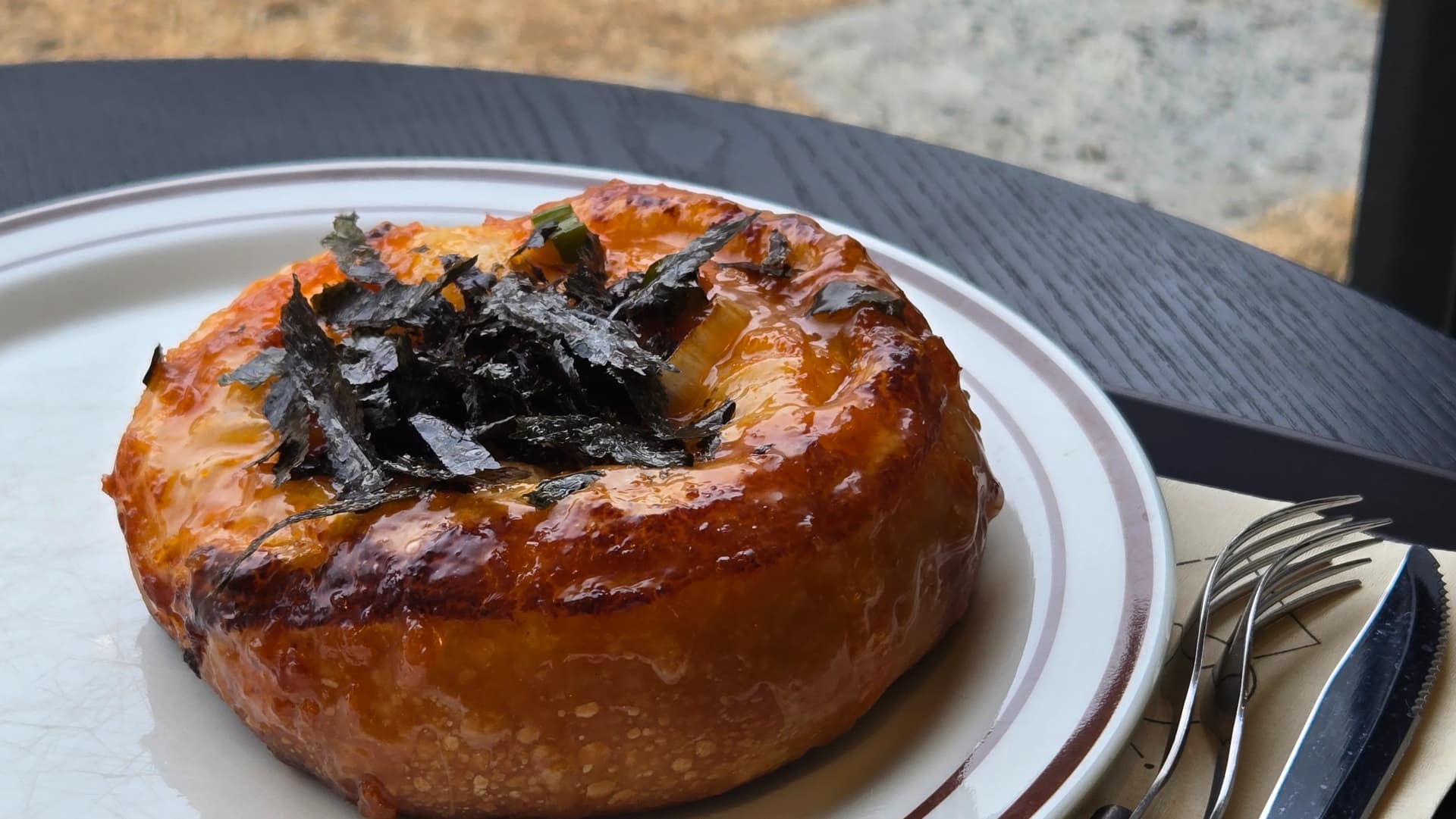 Кав'ярня MEON бейгл з ікрою минтая — блискучий бейгл з норі крафтова пекарня | 하이제이에스비