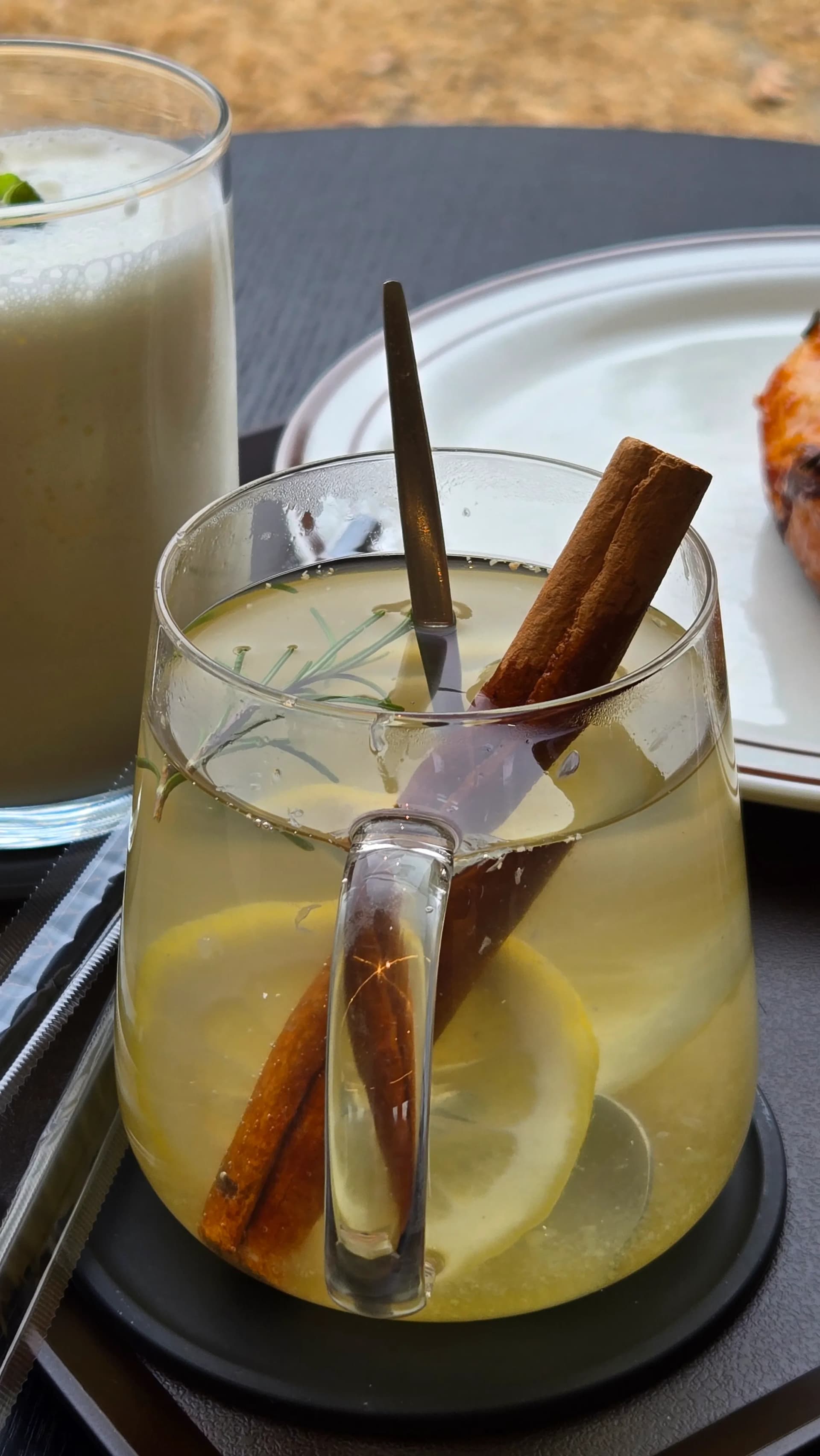 Кав'ярня MEON імбирний чай крупний план — палички кориці скибочка лимона гарячий чай | 하이제이에스비