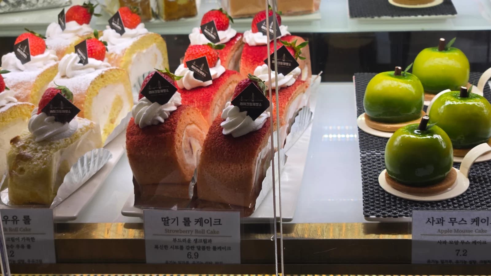딸기 롤 케이크와 사과 무스 케이크 진열