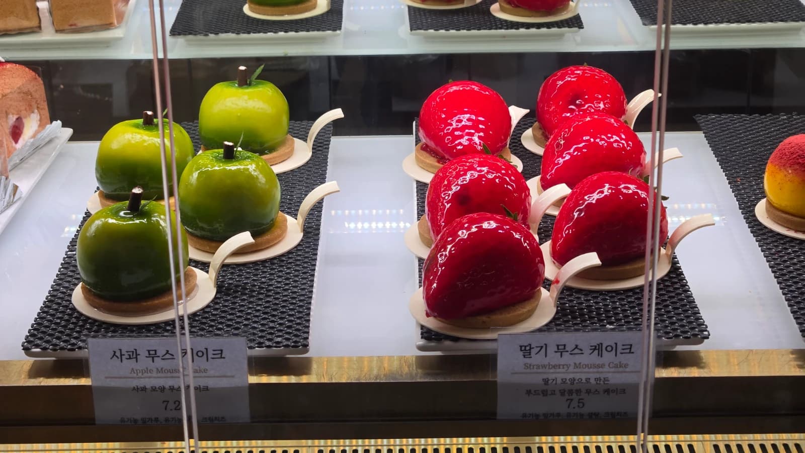 사과 무스 케이크와 딸기 무스 케이크 과일 모양 디저트