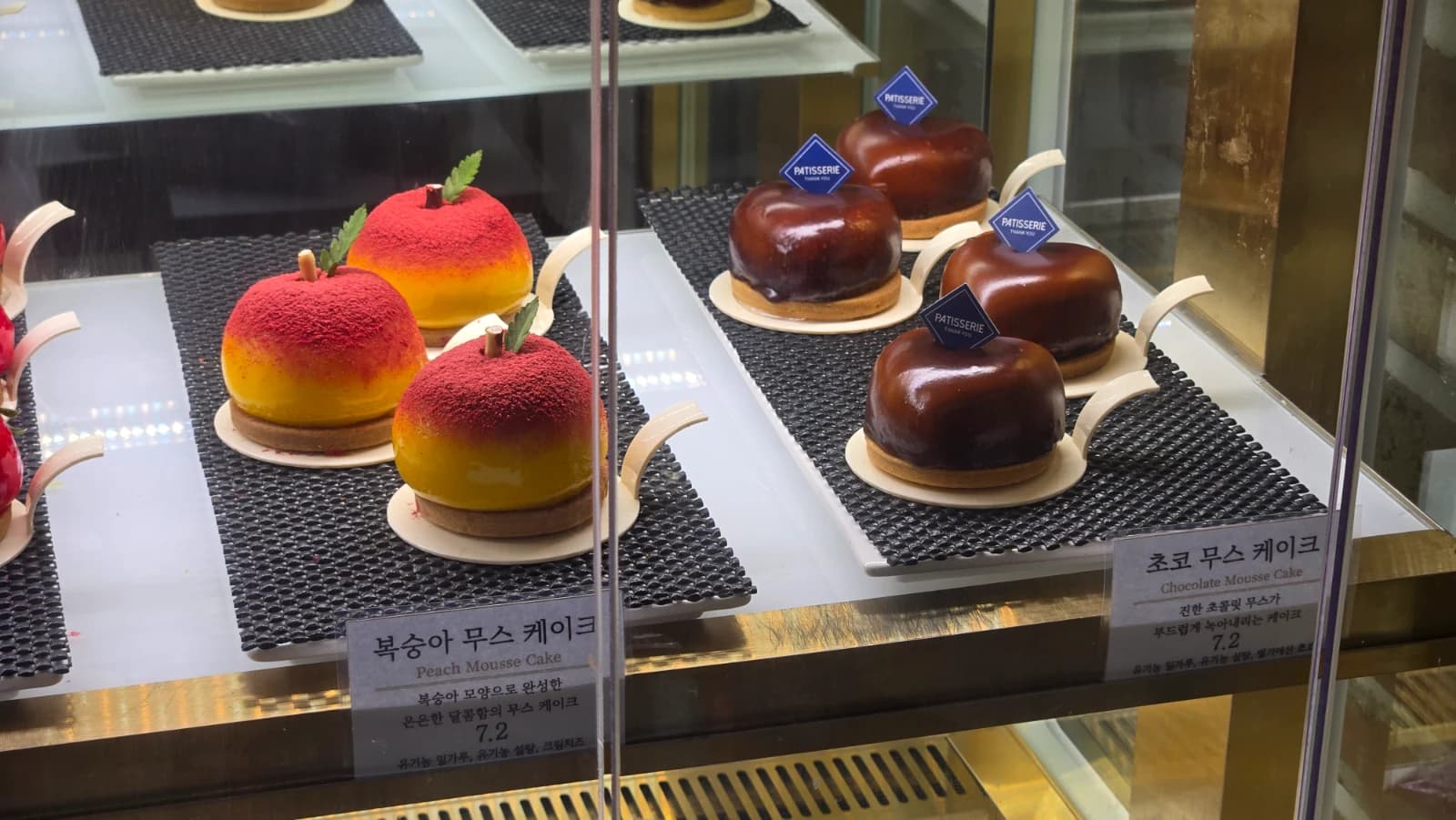 복숭아 무스 케이크와 초코 무스 케이크