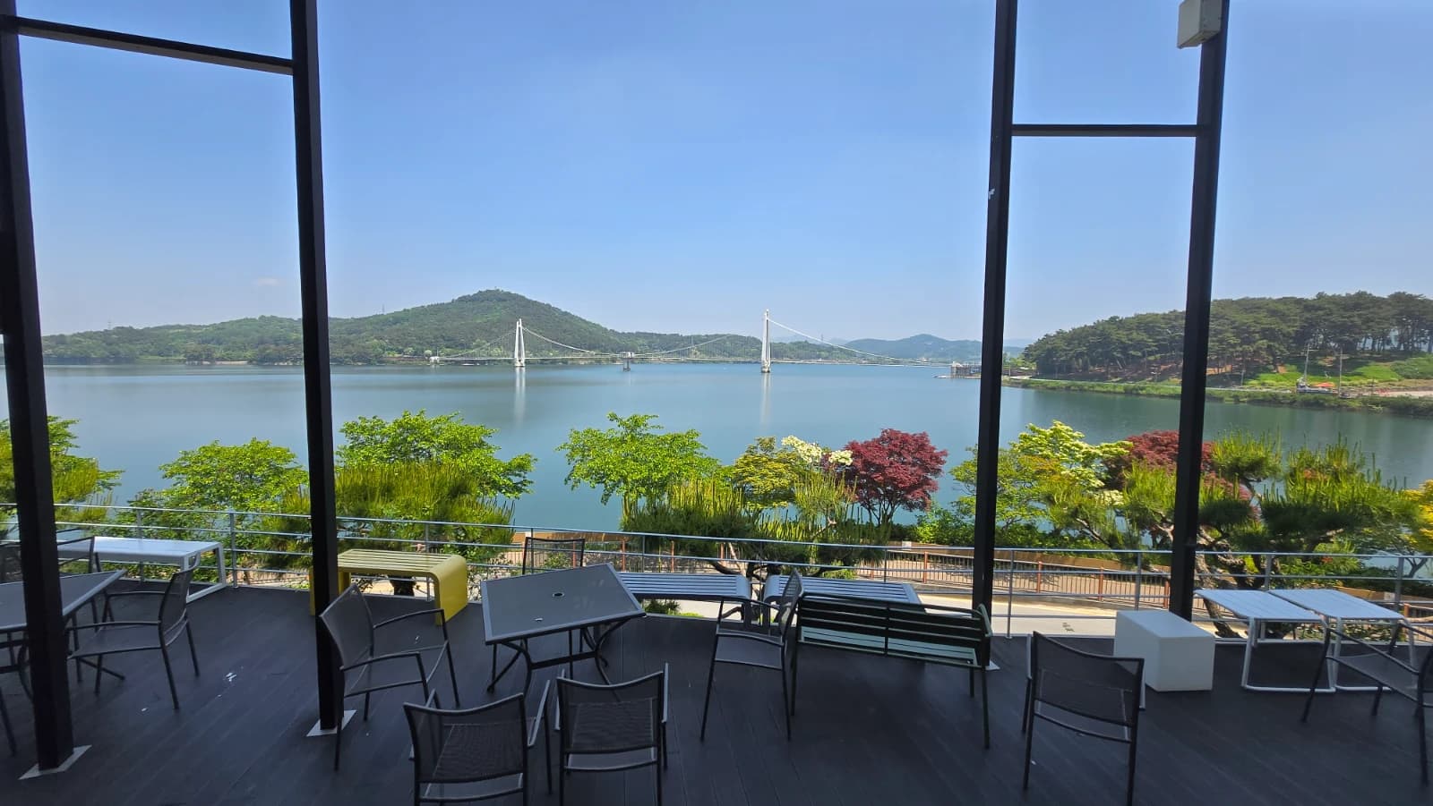 테라스에서 바라본 탑정호 출렁다리와 호수 전경