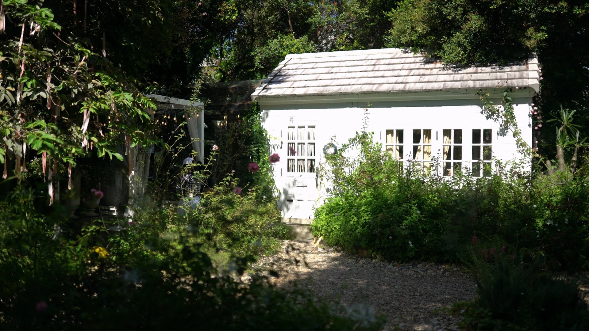 White English cottage building covered in climbing vines at Pa Dee in the Wild