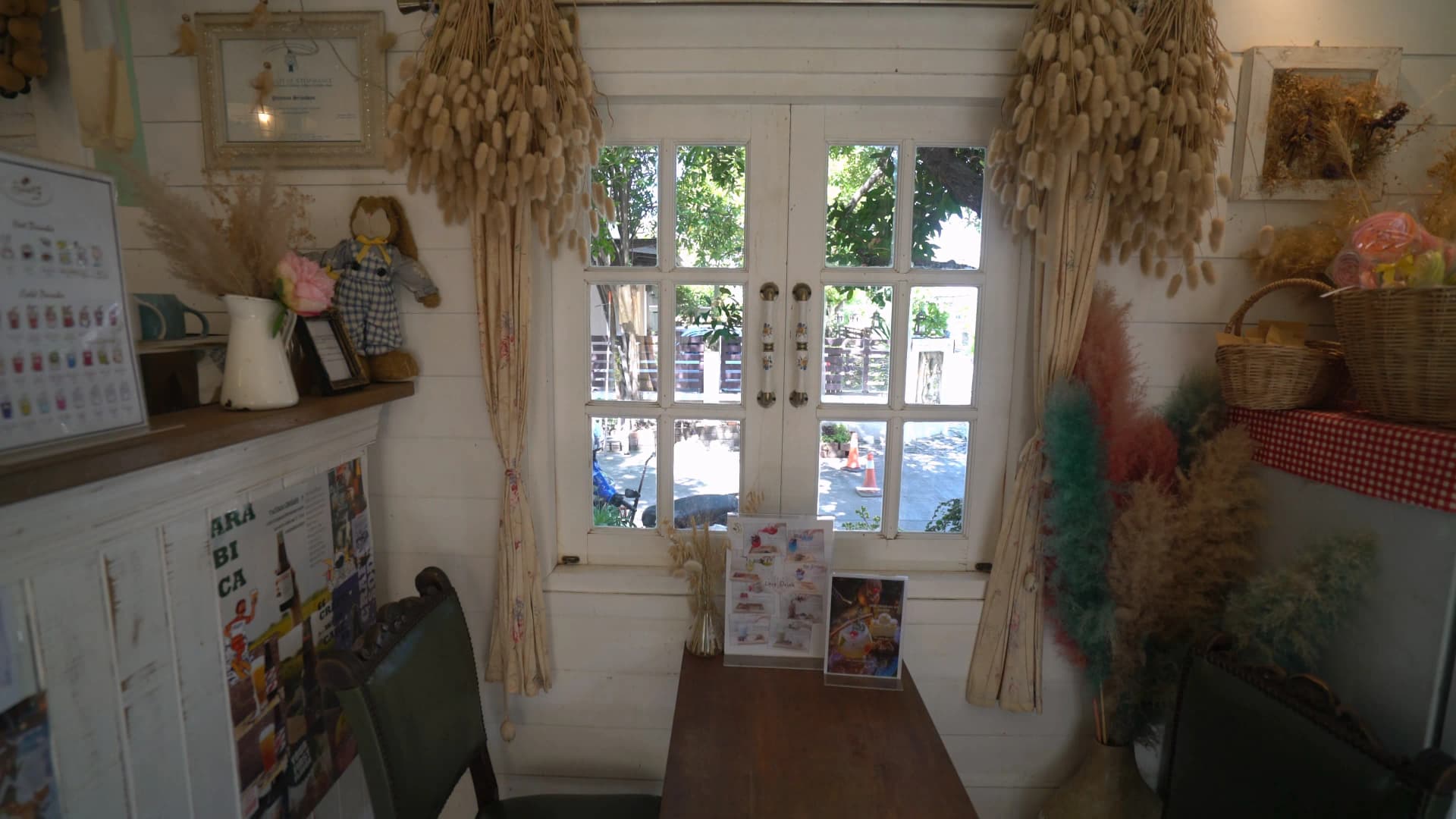 Cosy Pa Dee in the Wild interior with dried flower arrangements and handmade trinkets
