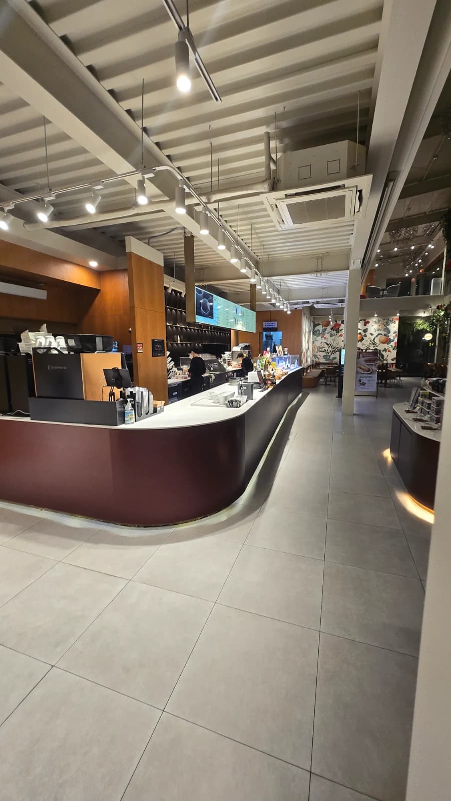 パスクッチ新灘津店の曲線型カウンターとデジタルメニューボード