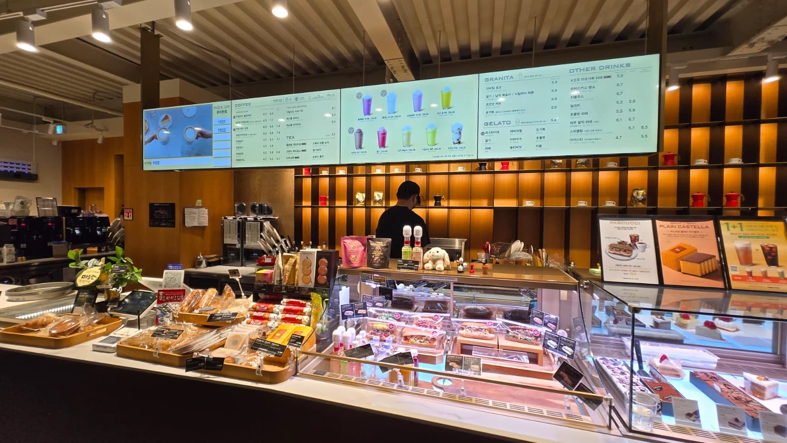 パスクッチ新灘津店カウンター前のパンとデザート陳列 — 深夜0時過ぎでも品揃え豊富