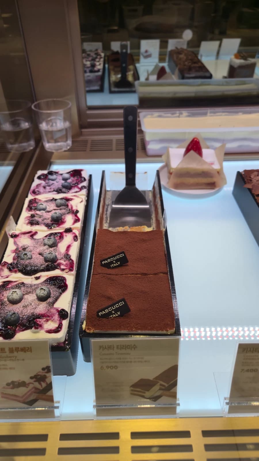 パスクッチ新灘津店のカッサータチェリーチョコレートケーキ — チョコレート片がたっぷりのった形