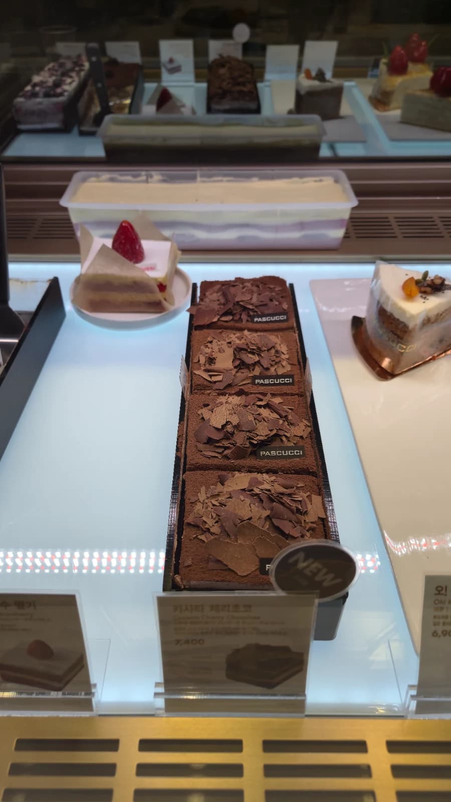 パスクッチ新灘津店のいちごケーキとオーマイホワイトケーキなどのピースケーキ陳列