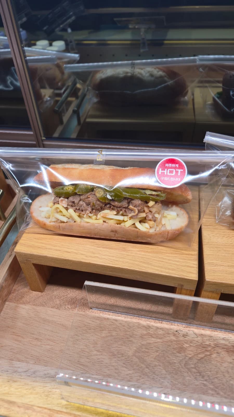 パスクッチの全粒粉パニーニ — ルッコラとソースがぎっしり詰まっている
