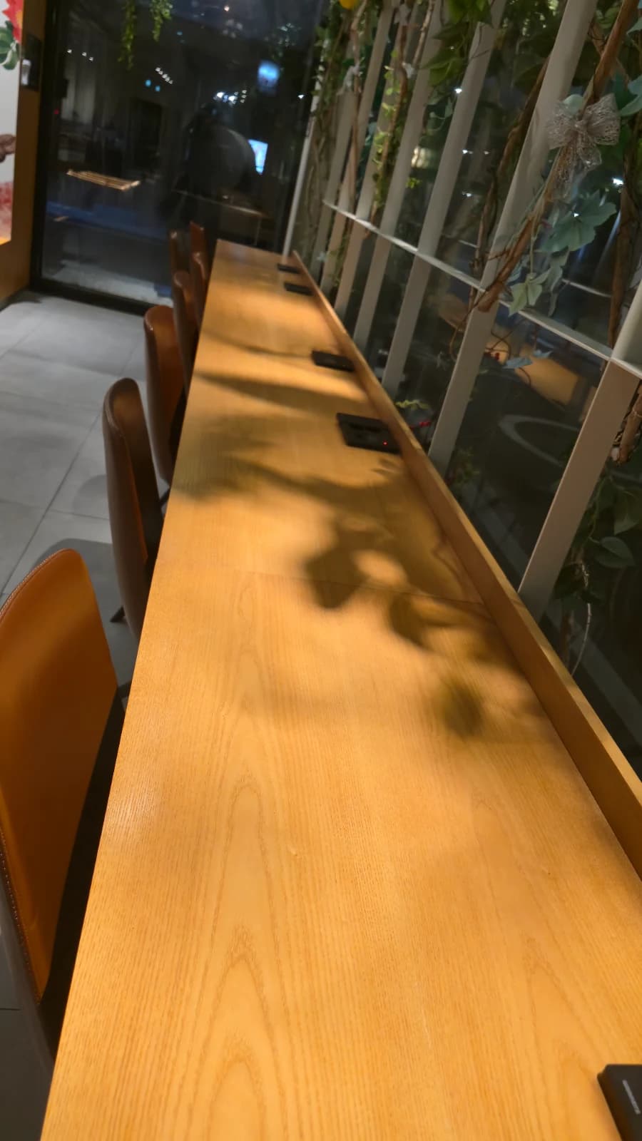 パスクッチ新灘津店テーブルに埋め込まれたコンセント