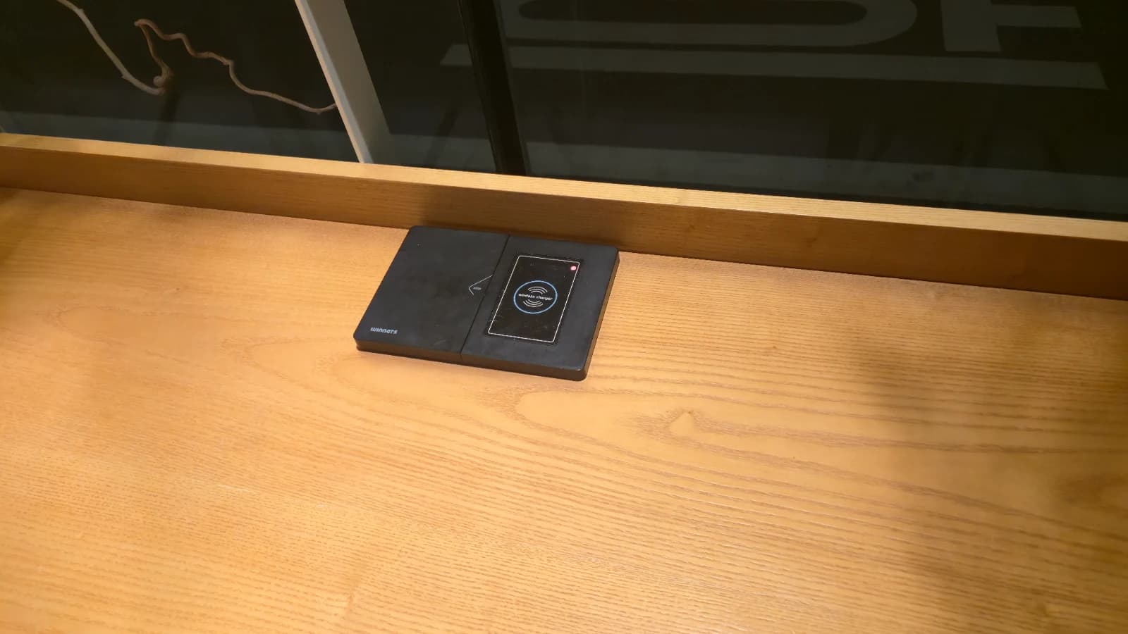 パスクッチ新灘津店テーブルに内蔵されたワイヤレス充電パッド