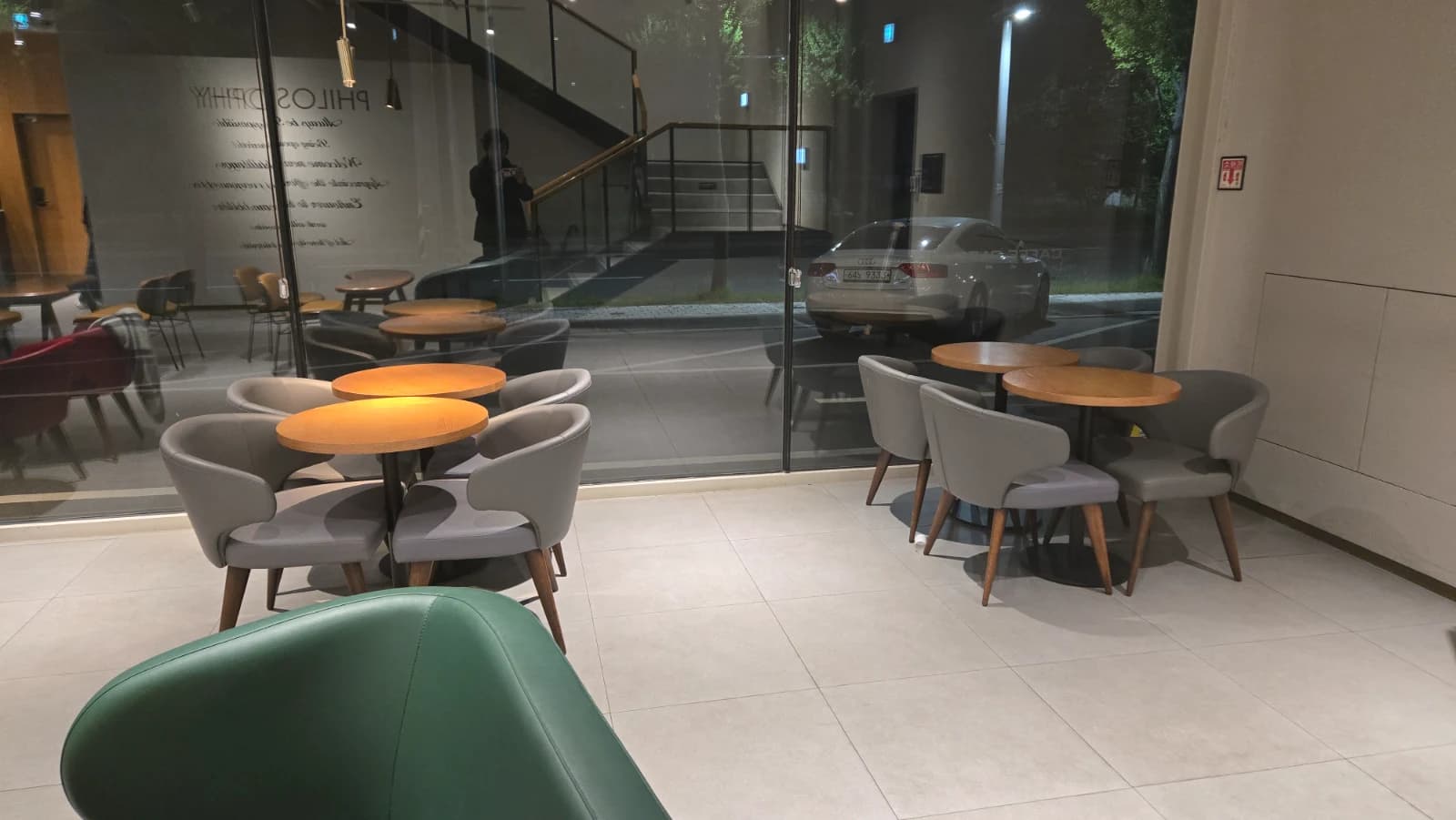 パスクッチ新灘津店2階の豆型テーブルと緑と赤のソファ