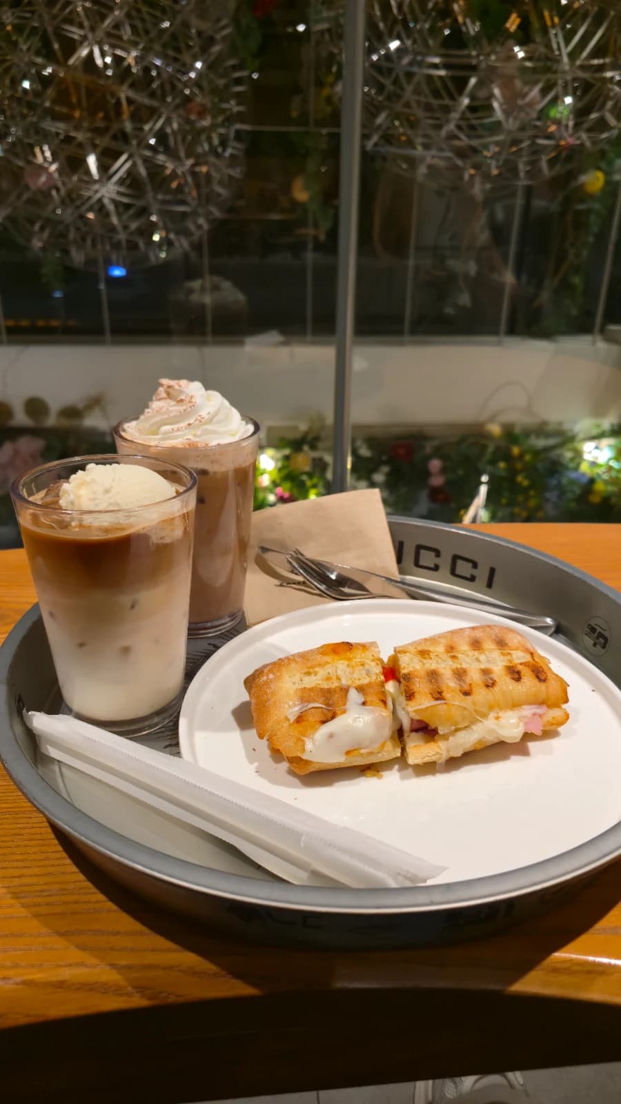 パスクッチ新灘津店2階手すり席に置かれたトレー — アイスカフェモカ、ティラミスジェラート、イタリアンクラシックパニーニの全体像
