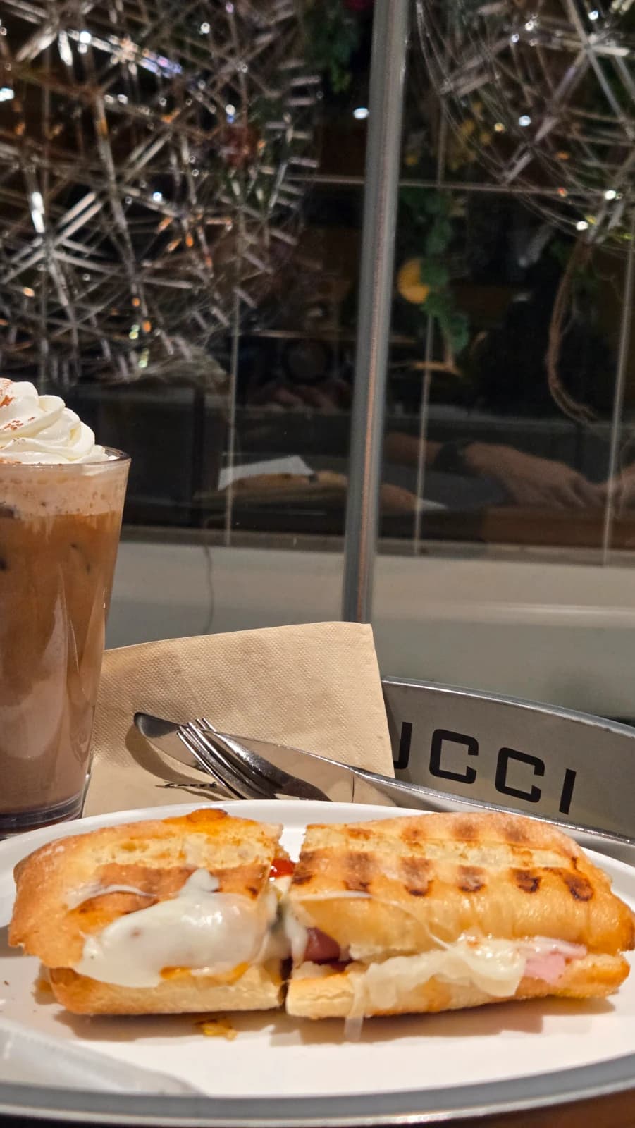 パスクッチのアイスカフェモカ — ホイップクリームがたっぷりのっている