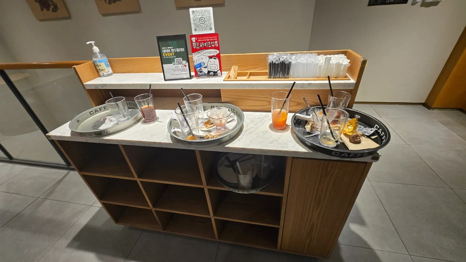 パスクッチ新灘津店の返却口 — 空のカップやトレーを返す場所