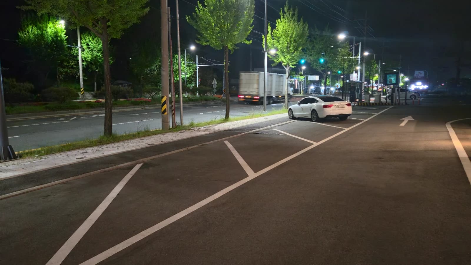 パスクッチ新灘津店の深夜の駐車場 — 午前1時の広い駐車スペースにほとんど車がない