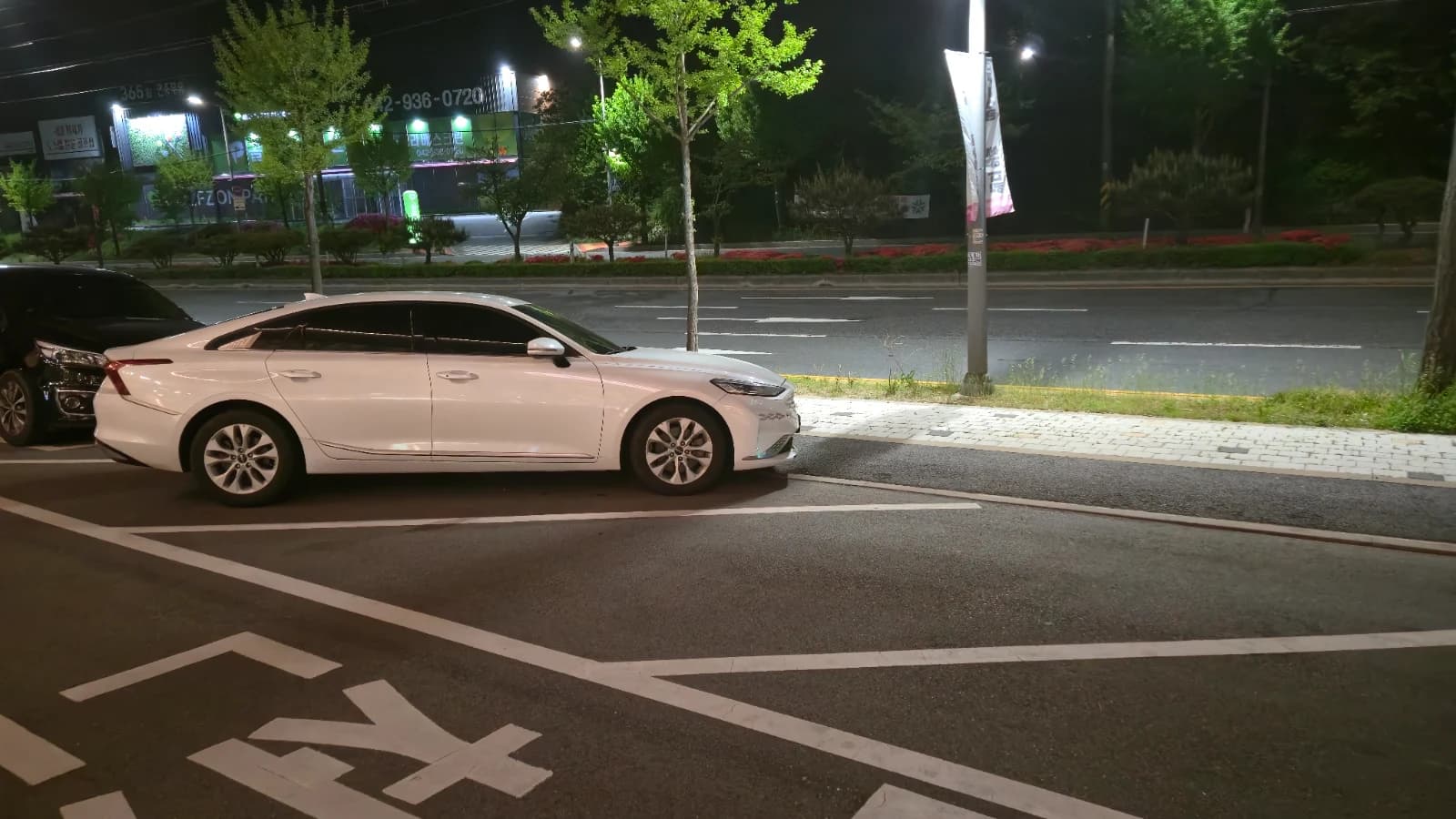 パスクッチ新灘津店の駐車場から見た店舗外観と幹線道路沿いの立地