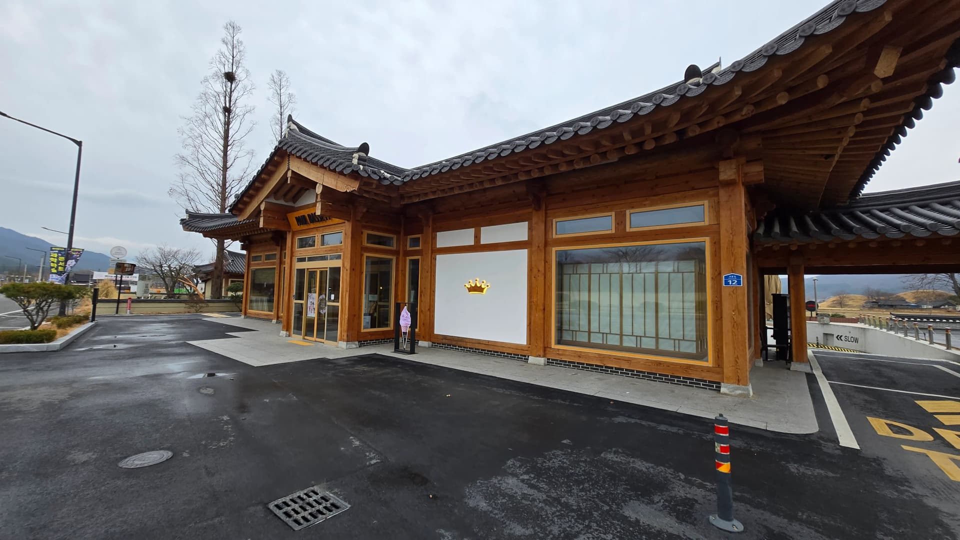 Toàn cảnh bên ngoài Paul Bassett Gyeongju — tòa nhà phong cách hanok với mái ngói và cột gỗ | 하이제이에스비