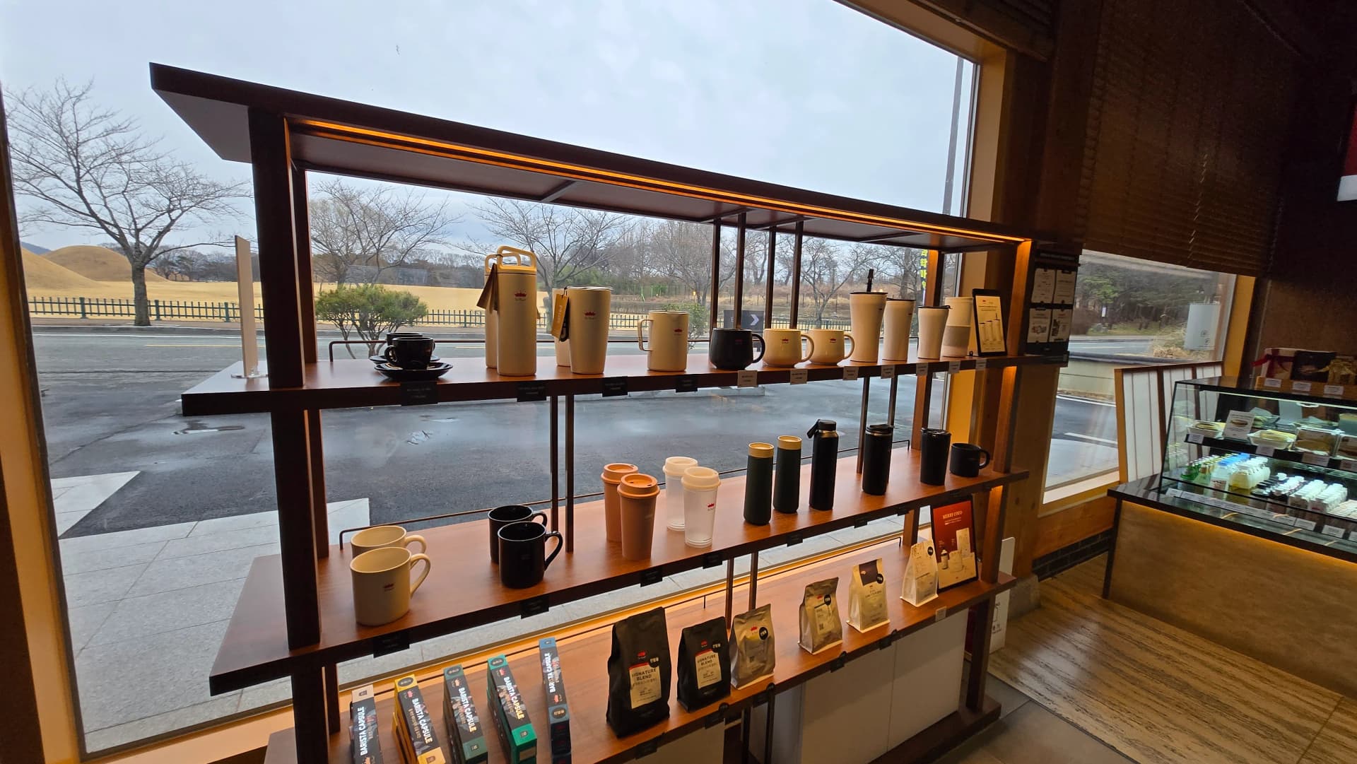 Kệ merchandise Paul Bassett Gyeongju — bình giữ nhiệt, ly, cà phê hạt, drip bag | 하이제이에스비