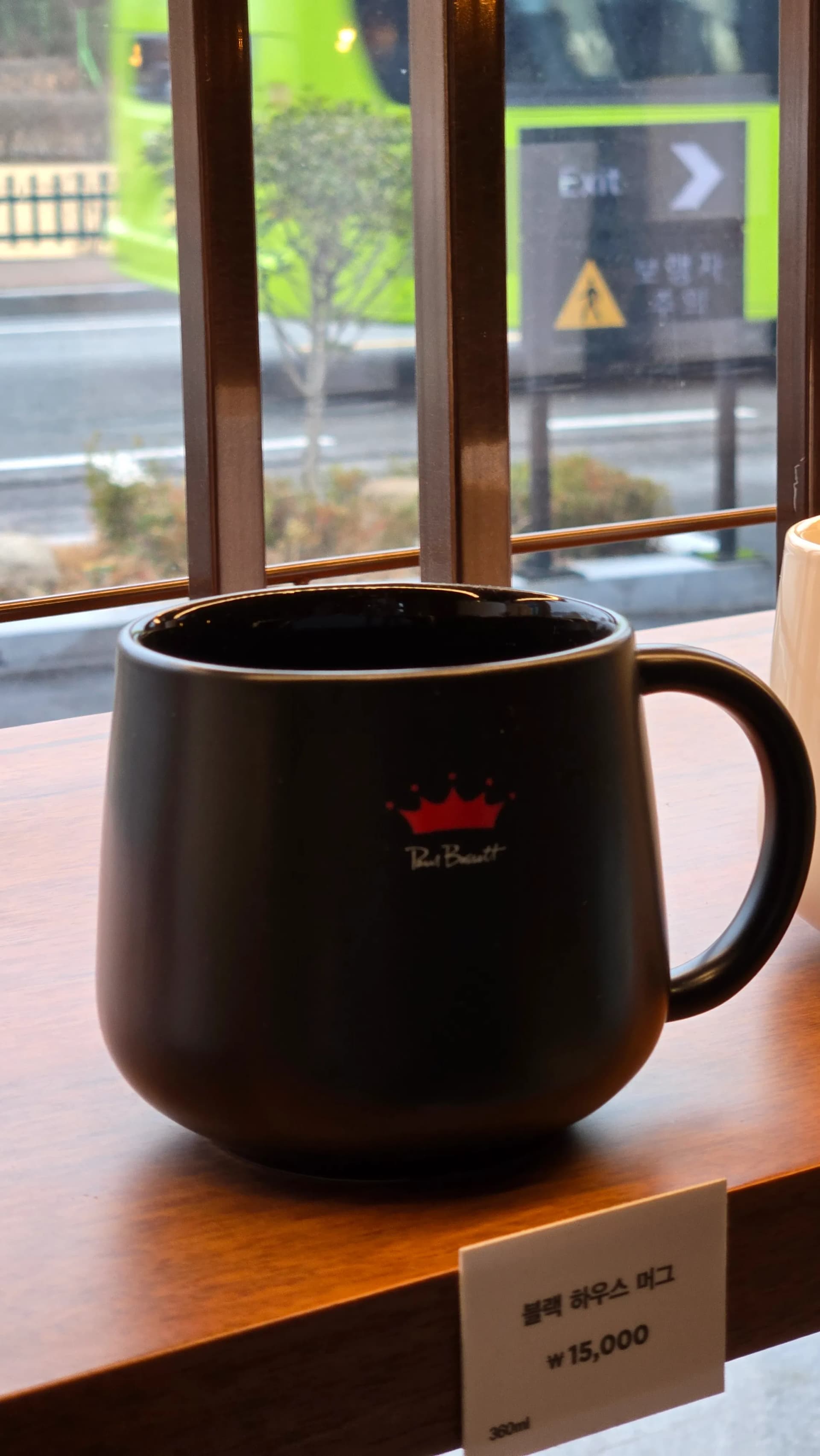 Merchandise Paul Bassett Gyeongju — ly đen khoảng 280.000₫ | 하이제이에스비