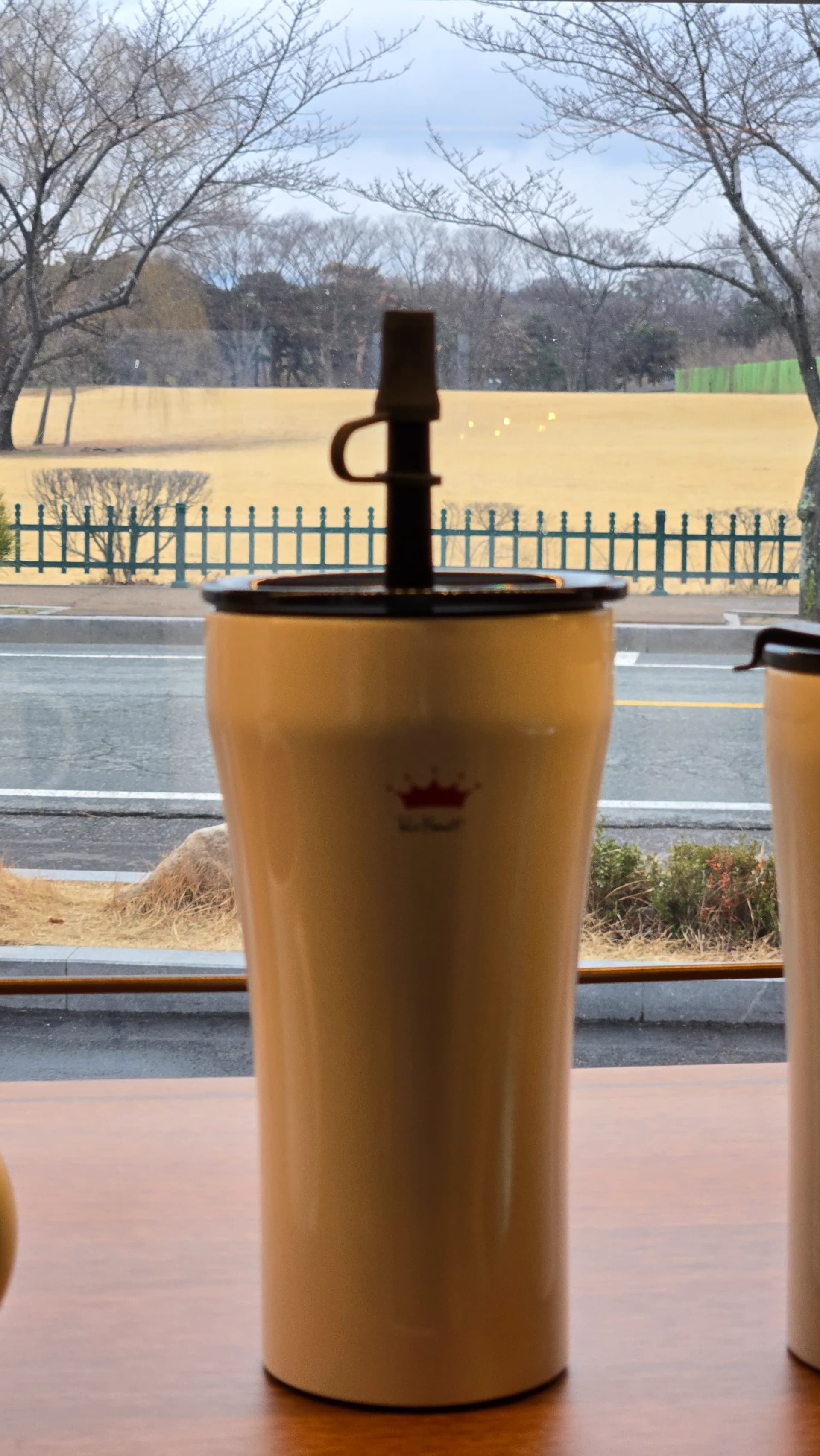 Merchandise Paul Bassett Gyeongju — bình ống hút màu ngà | 하이제이에스비