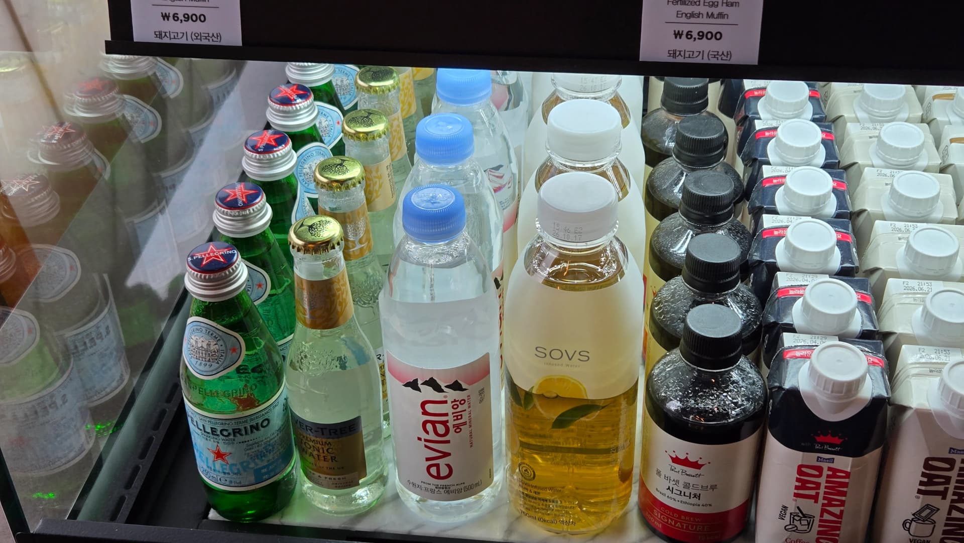 Tủ đồ uống lạnh Paul Bassett Gyeongju — Evian, SOVS v.v. | 하이제이에스비