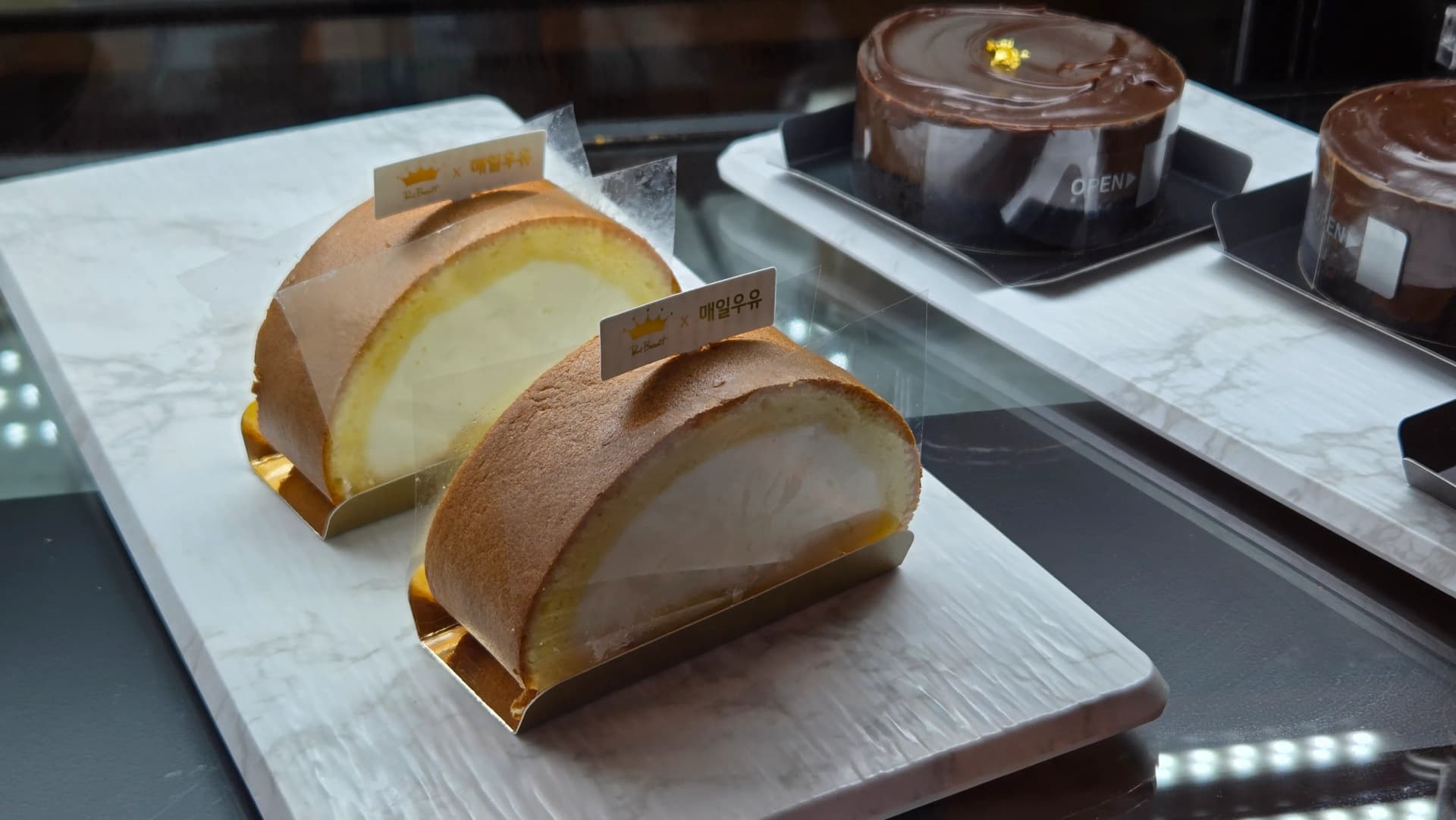 Bánh Paul Bassett Gyeongju — roll cake Paul Bassett × Maeil Milk | 하이제이에스비