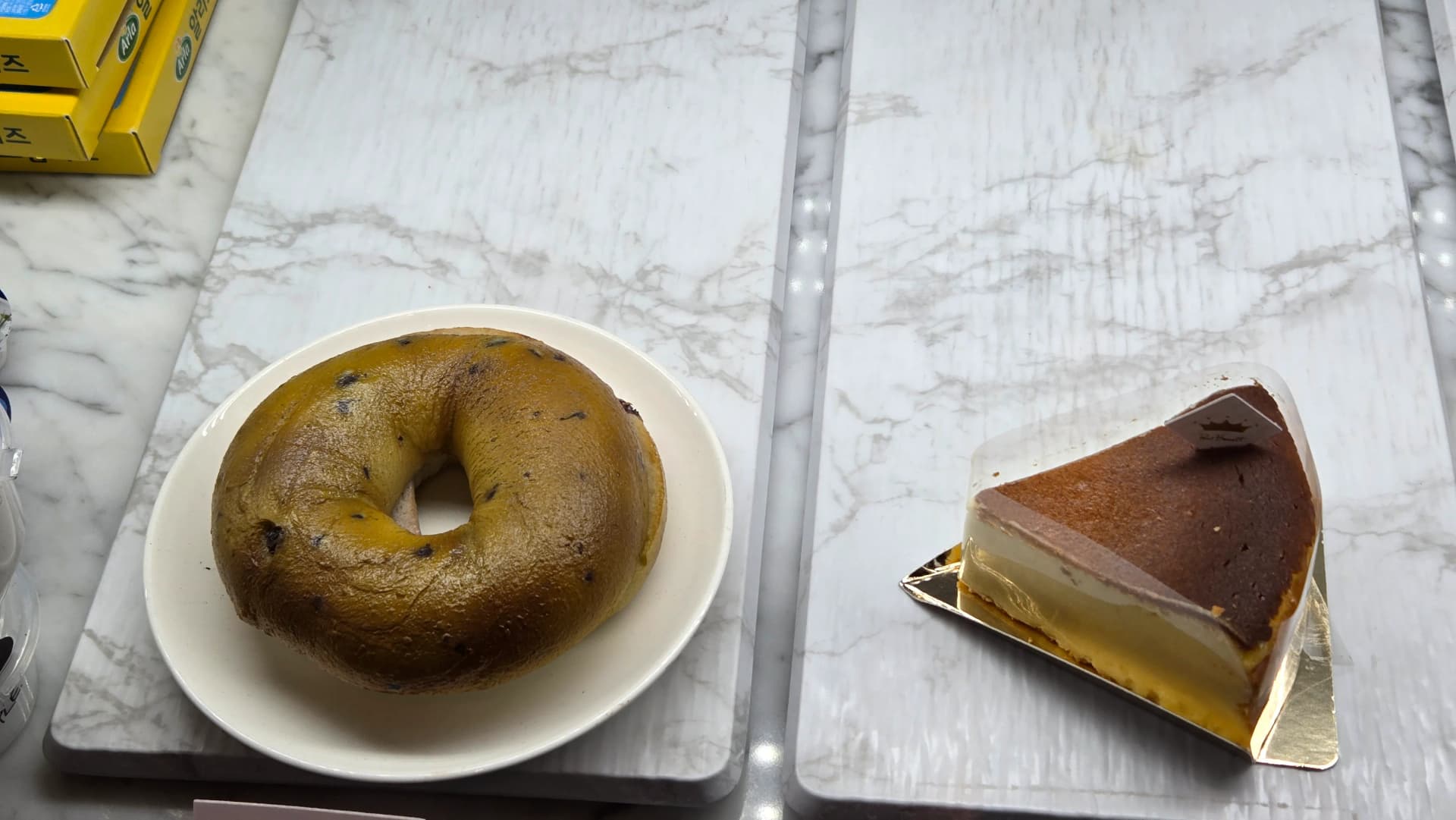 Bánh Paul Bassett Gyeongju — bagel và miếng bánh | 하이제이에스비