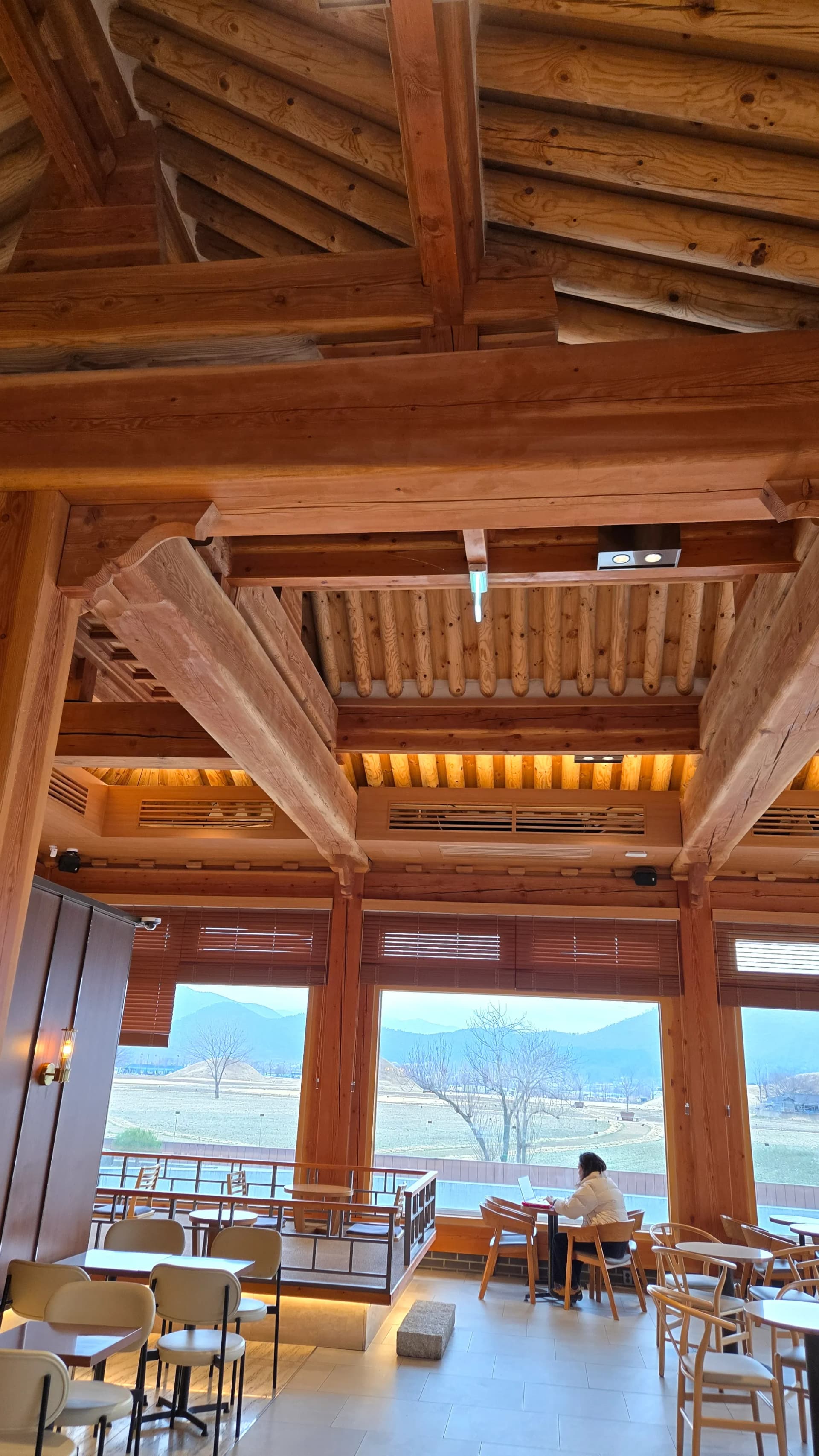 Sofa bát giác ở giữa Paul Bassett Gyeongju với đèn cầu treo ở các độ cao khác nhau | 하이제이에스비