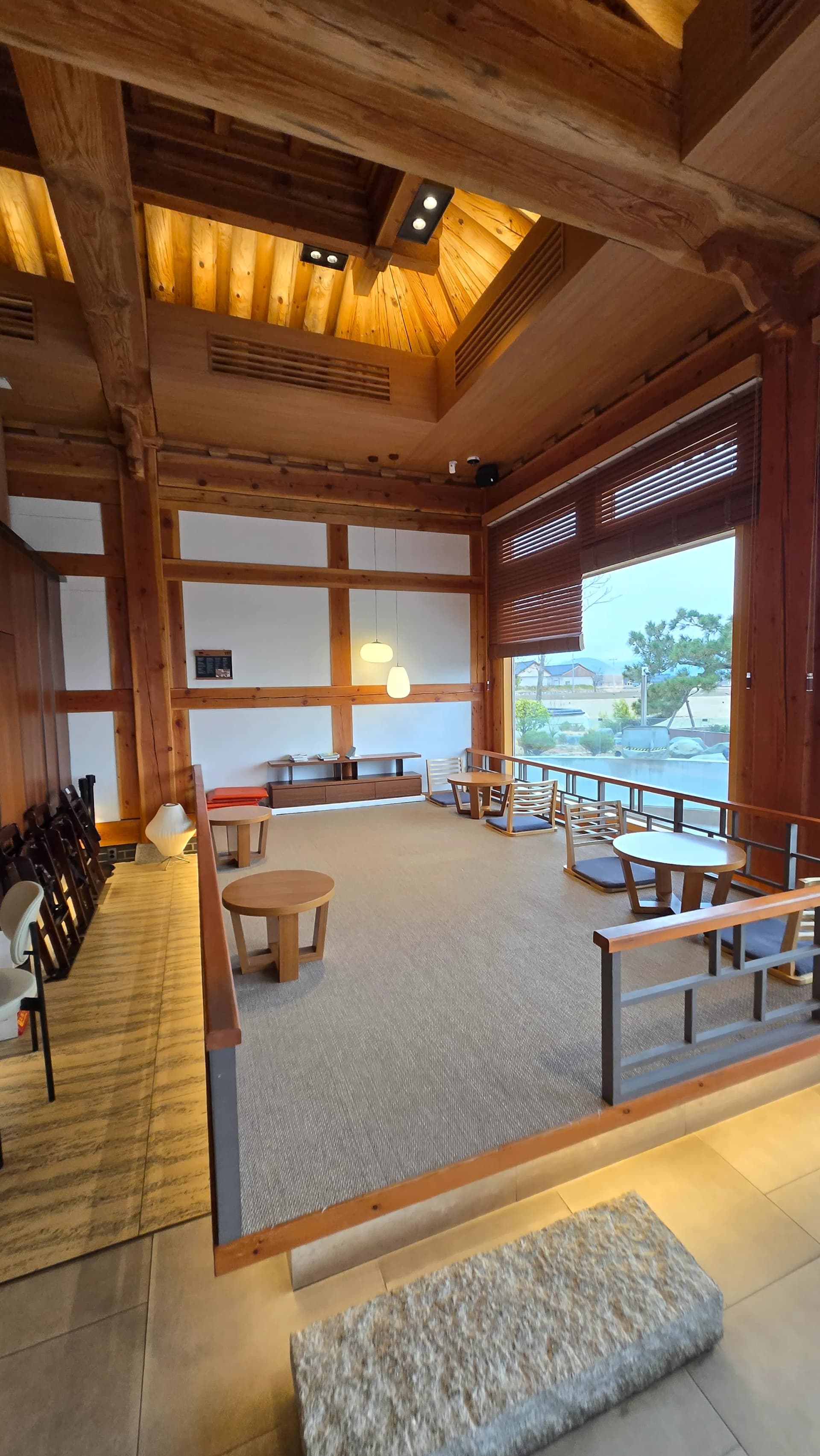 Toàn cảnh sảnh Paul Bassett Gyeongju — sofa bát giác, đa dạng ghế ngồi và view kính panorama | 하이제이에스비