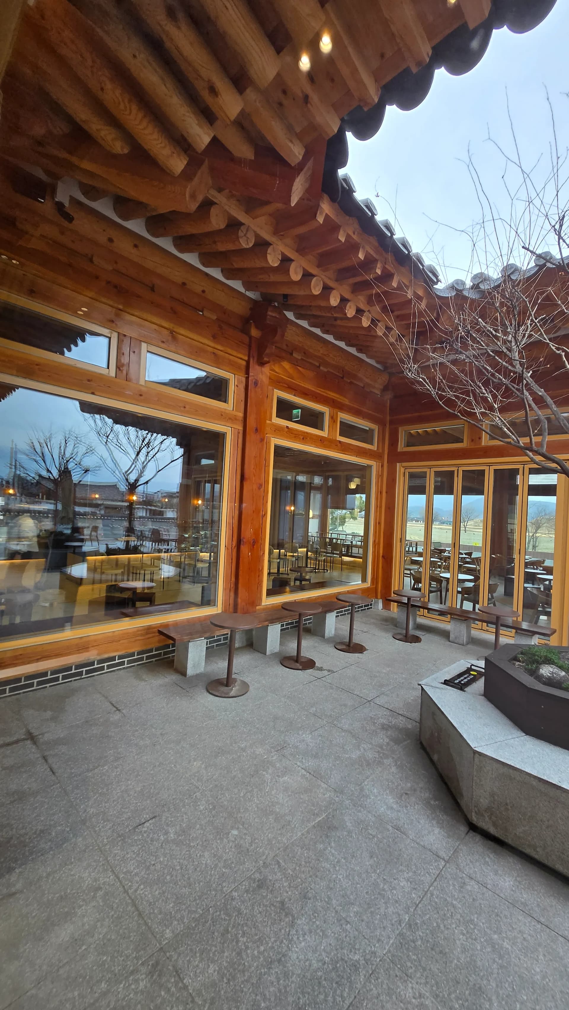 Nhìn từ trong ra tường ngoài ban công Paul Bassett Gyeongju — rui mè hanok kéo dài ra ngoài | 하이제이에스비