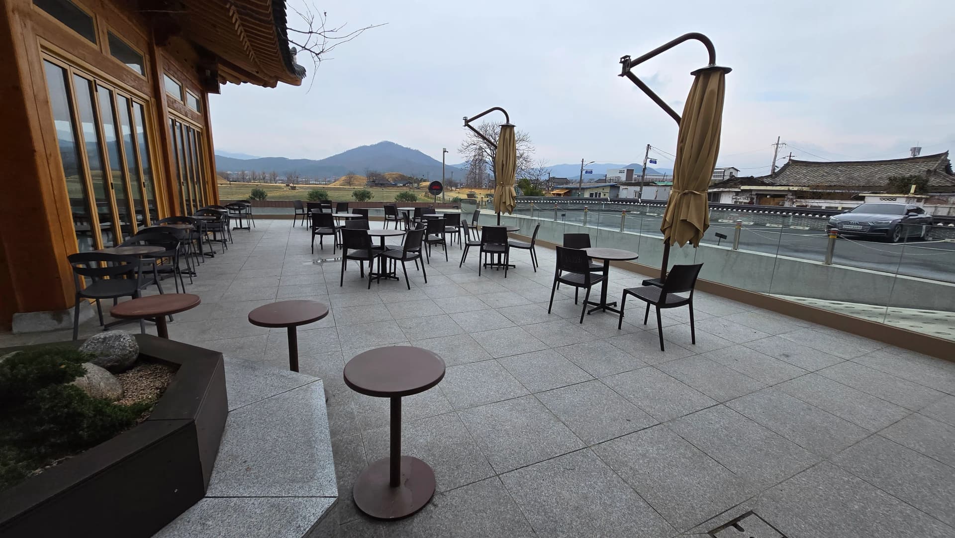 Toàn cảnh ban công Paul Bassett Gyeongju — khu ngoài trời rộng với view núi thoáng đãng | 하이제이에스비