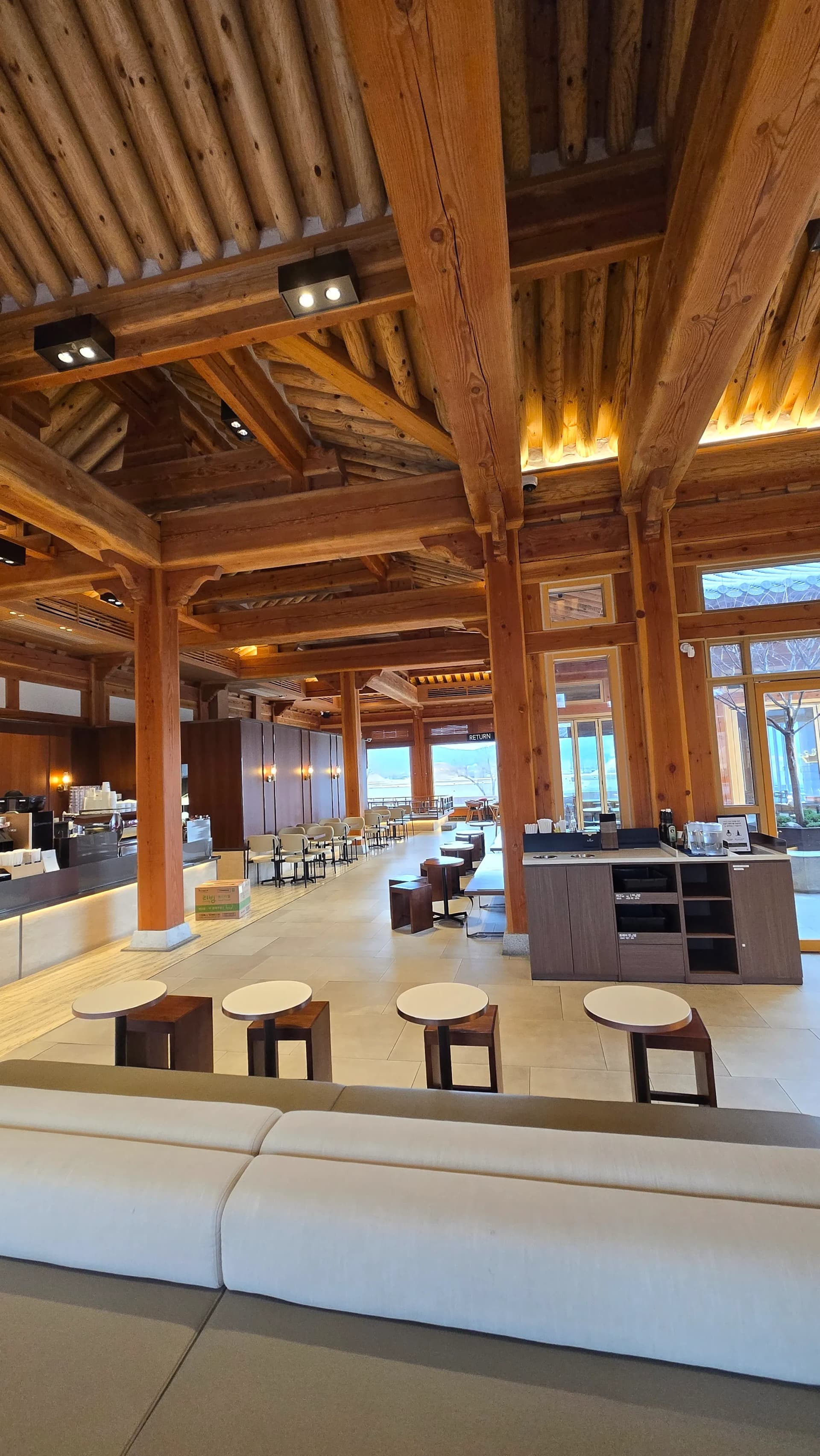 Sảnh Paul Bassett Gyeongju — trần rui mè gỗ và sảnh rộng | 하이제이에스비