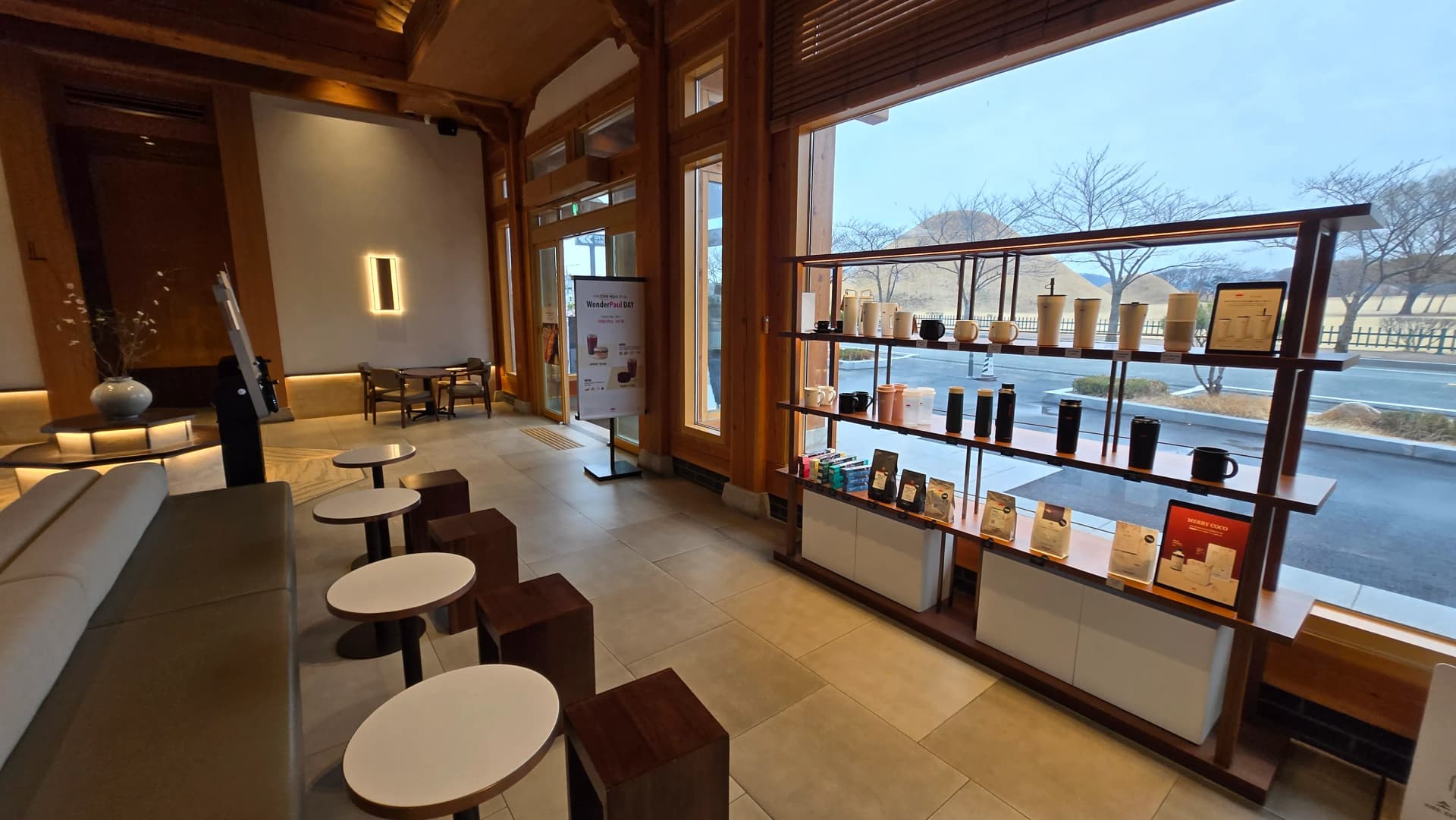 Kệ merchandise và khu ghế ngồi Paul Bassett Gyeongju | 하이제이에스비