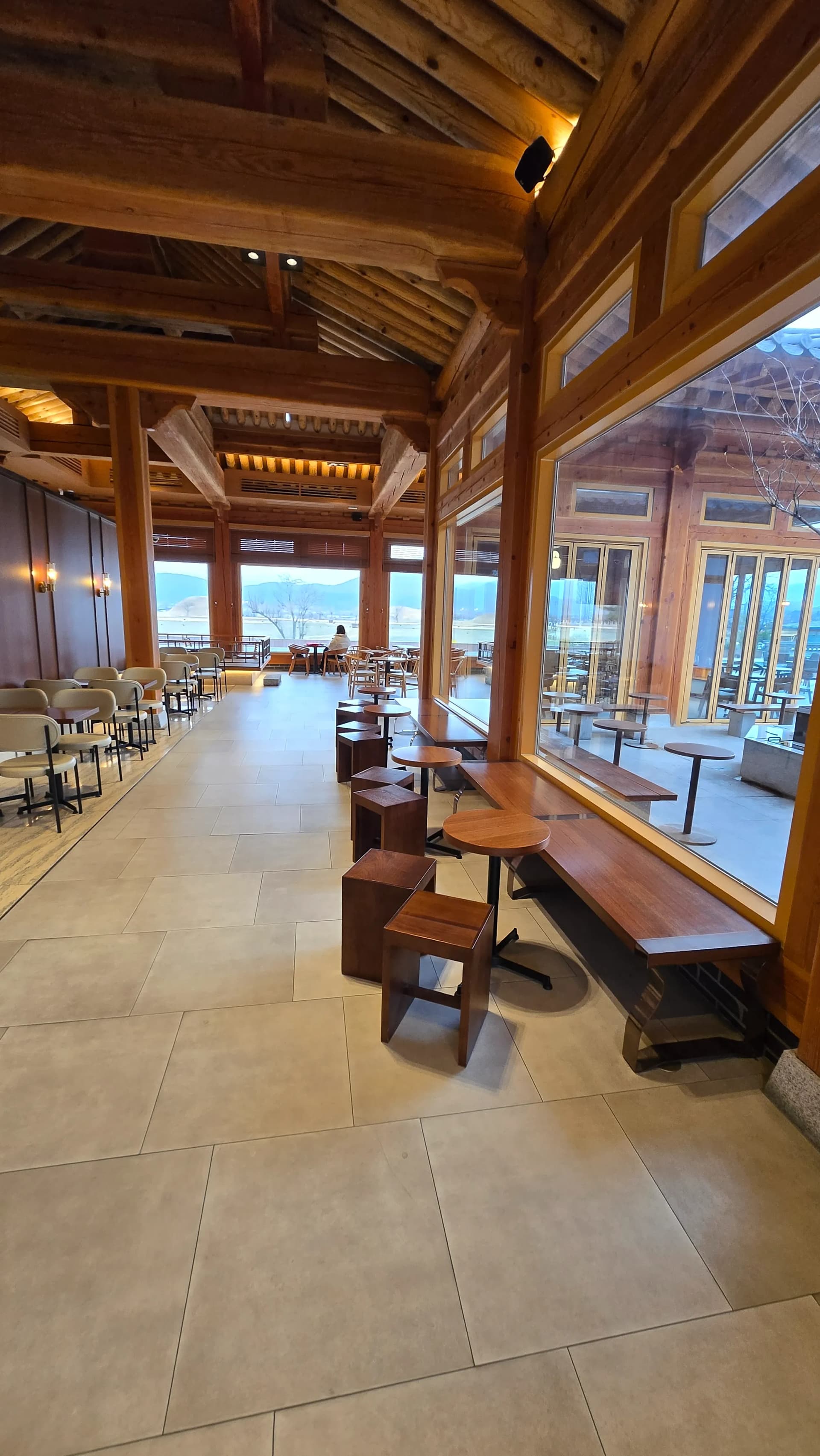 Băng ghế dài cửa sổ Paul Bassett Gyeongju với view ban công | 하이제이에스비