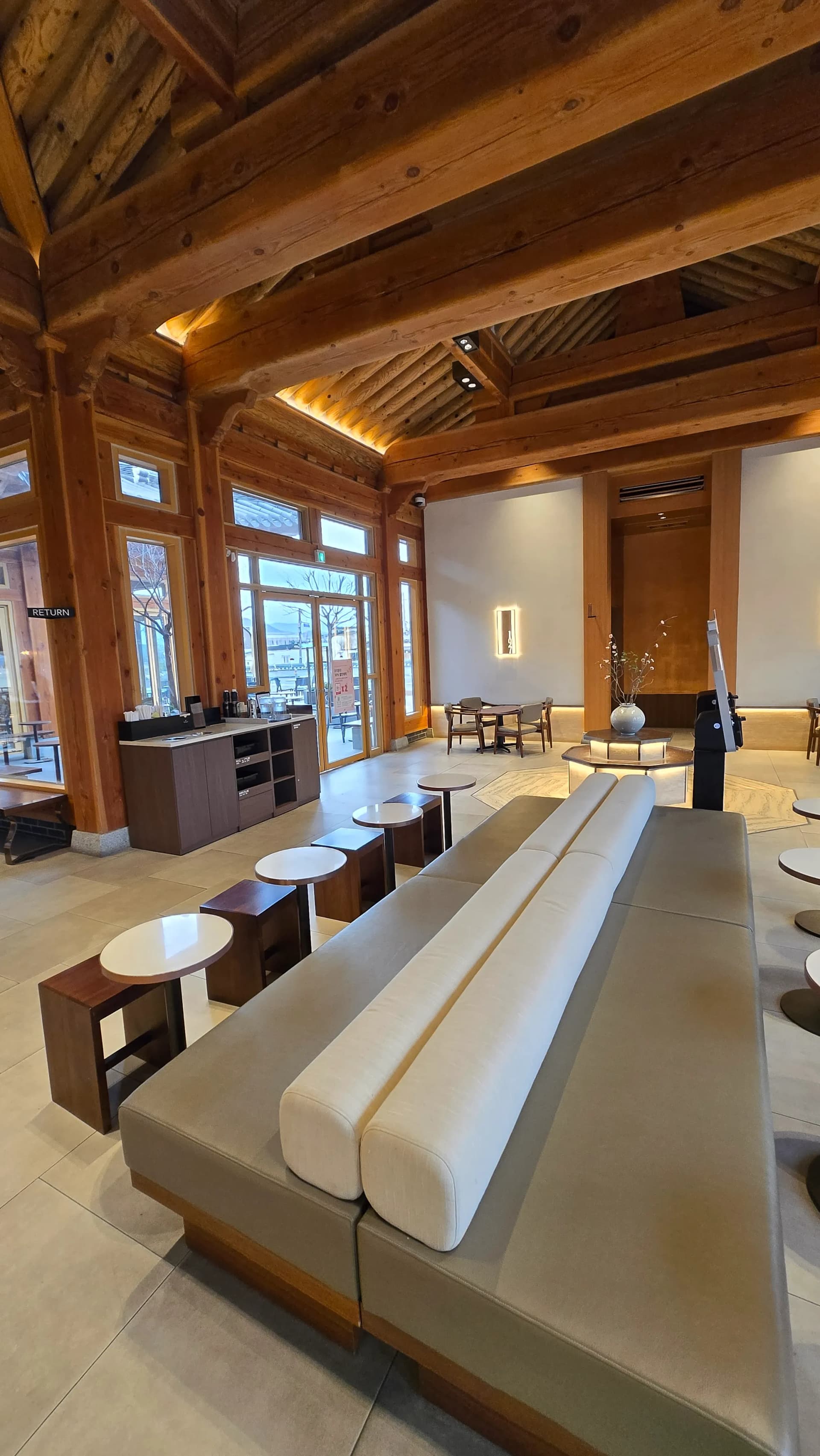 Sofa dài Paul Bassett Gyeongju với đèn trần hanok | 하이제이에스비