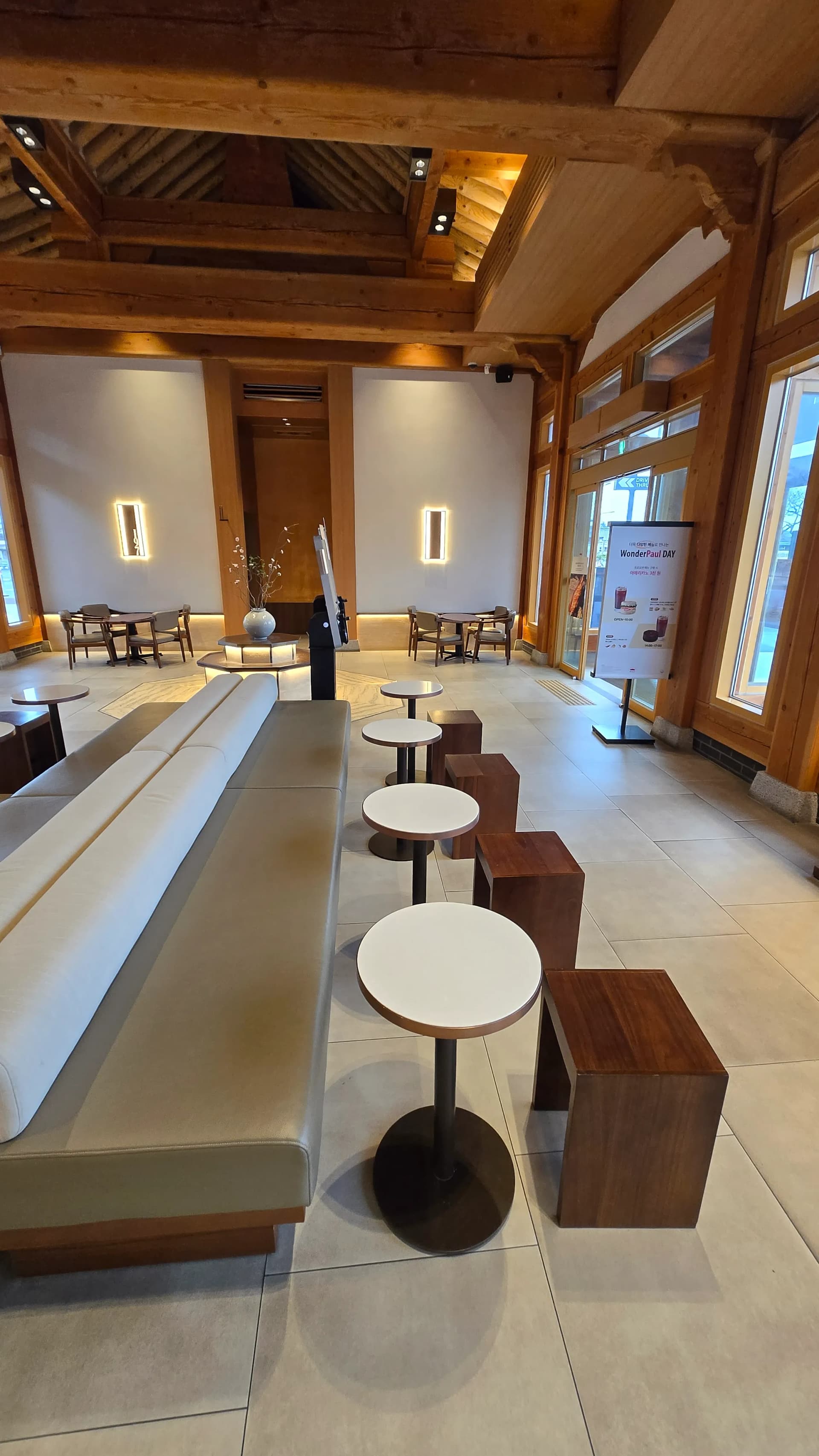 Ghế sofa Paul Bassett Gyeongju với đèn tường trang trí | 하이제이에스비