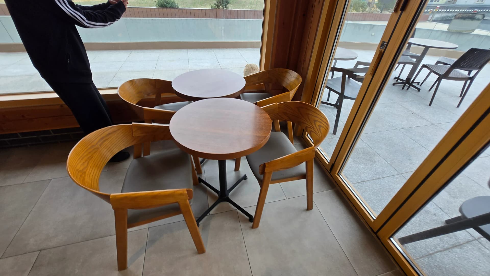 Ghế gỗ cửa sổ Paul Bassett Gyeongju nối ra ban công | 하이제이에스비