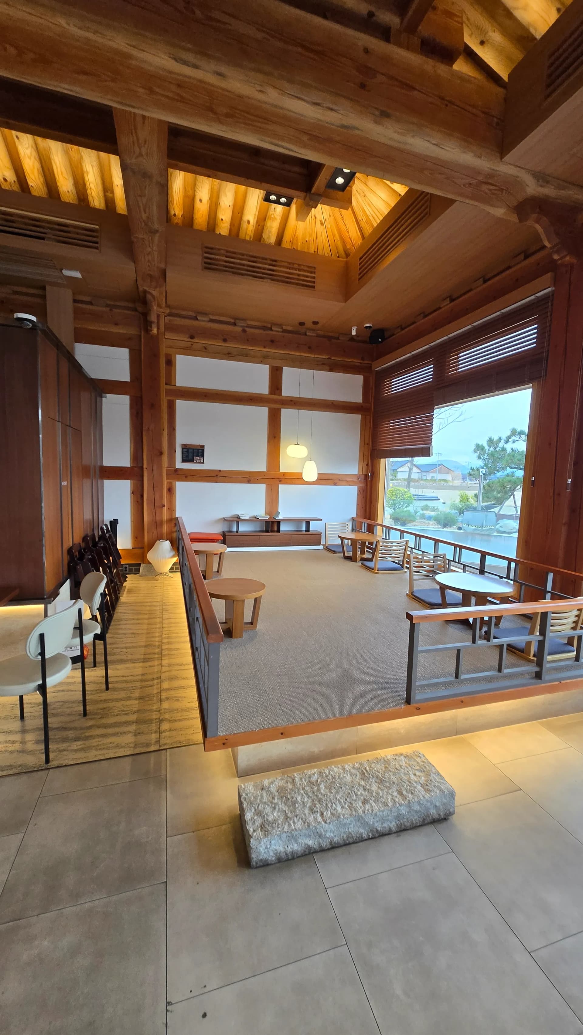 Ghế cửa xếp Paul Bassett Gyeongju nối ra ban công ngoài trời | 하이제이에스비