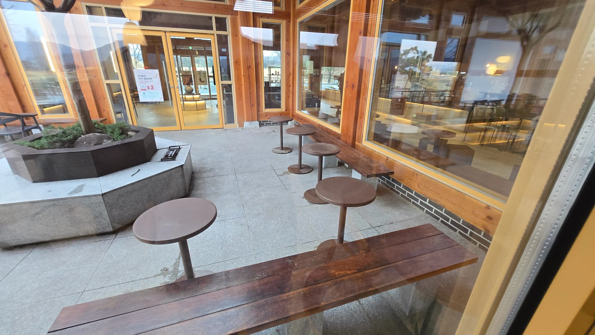 Khu ngồi bệt Paul Bassett Gyeongju — tường trắng hanok và view cửa sổ | 하이제이에스비