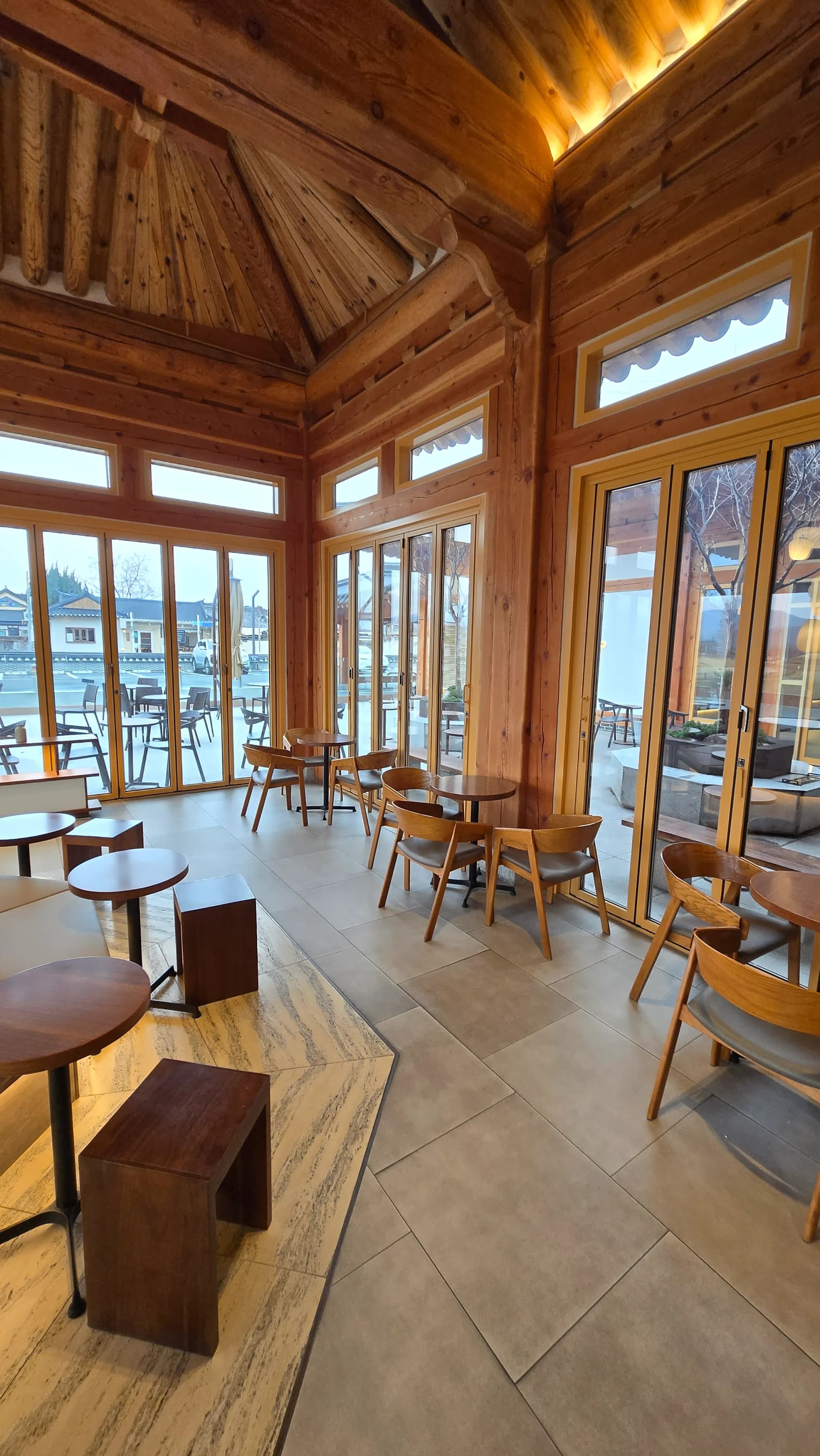 Băng ghế hành lang ngoài trời Paul Bassett Gyeongju với bồn hoa | 하이제이에스비