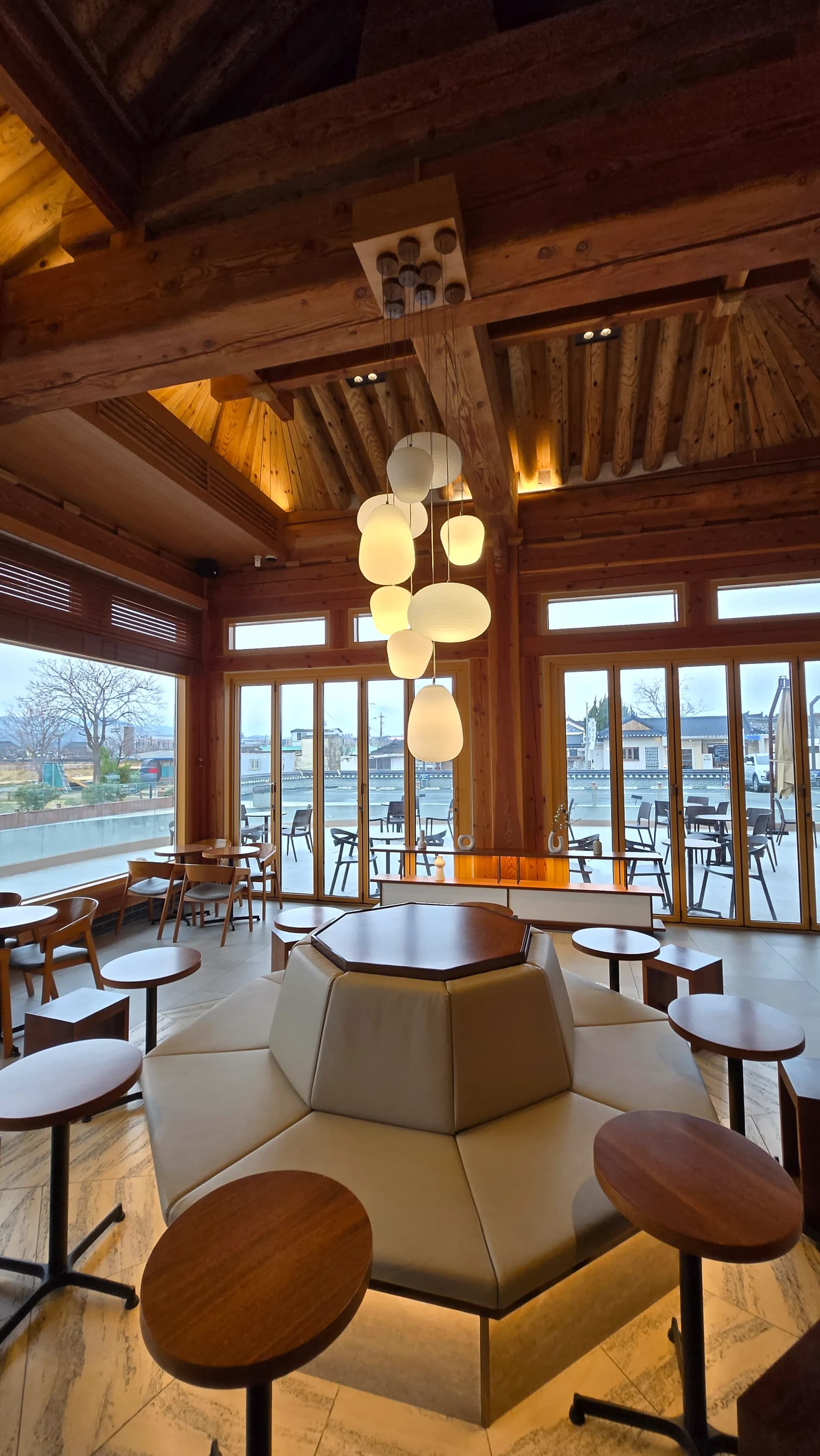 Ghế cửa sổ view gò mộ Paul Bassett Gyeongju và sofa bát giác | 하이제이에스비