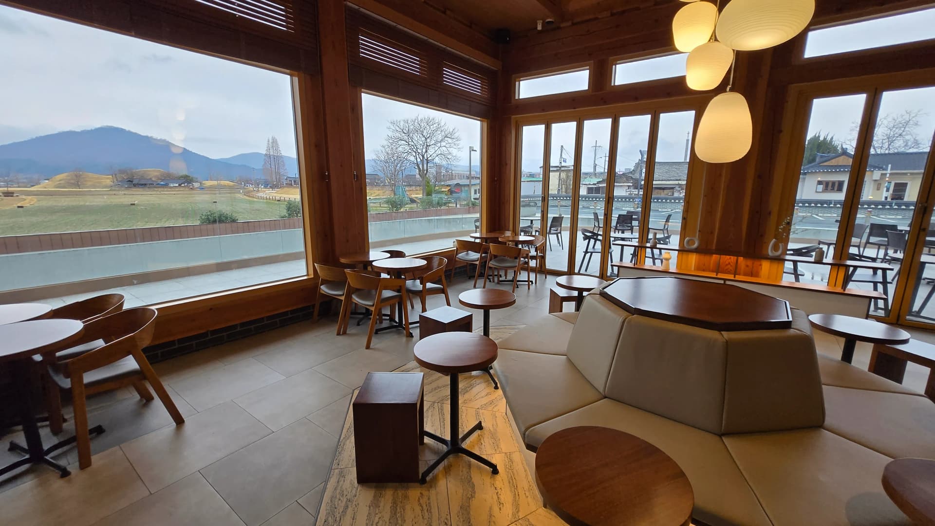 View 360 độ từ sofa bát giác Paul Bassett Gyeongju | 하이제이에스비