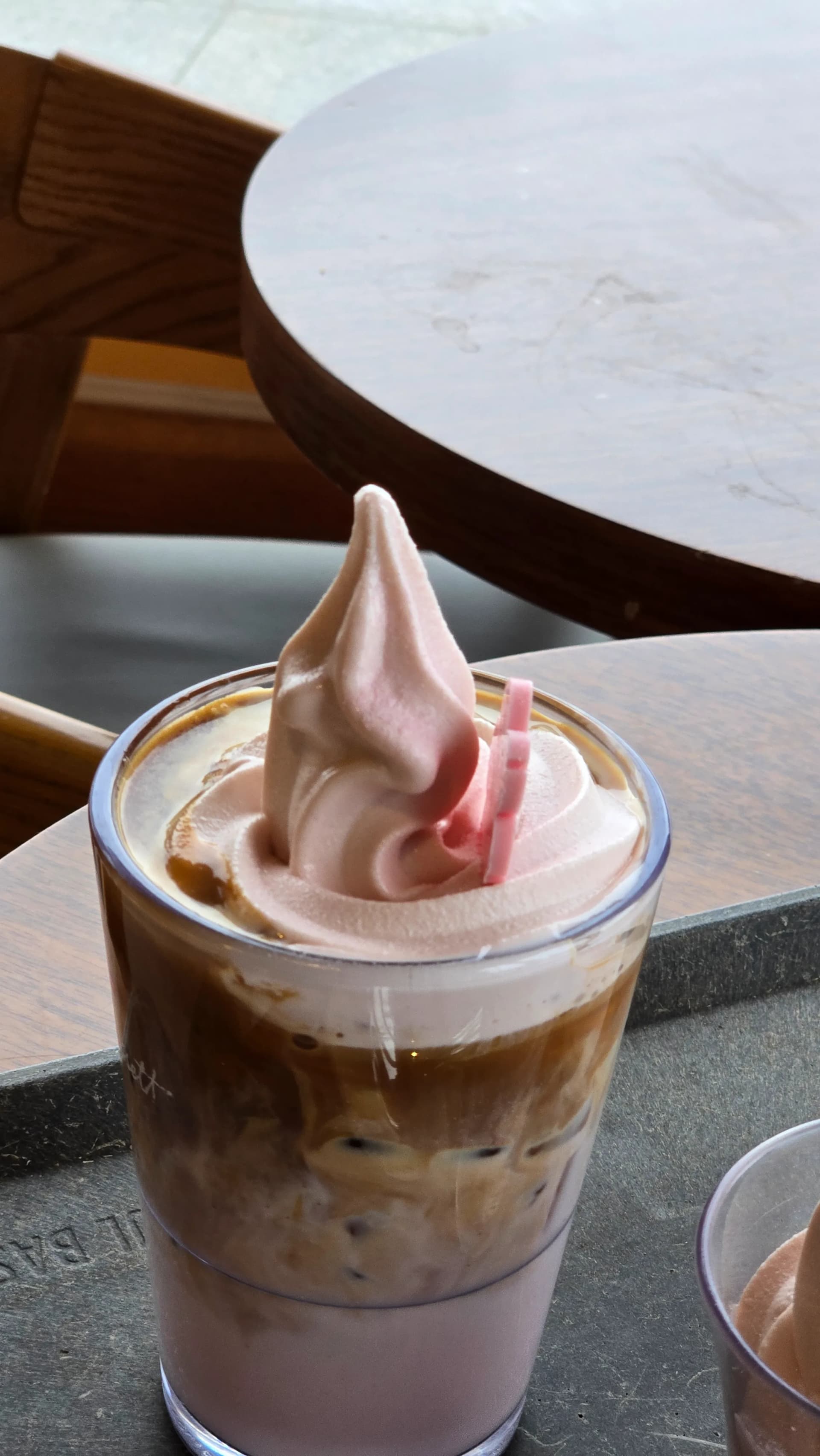 Cận cảnh cà phê layer có kem mềm trên cùng Paul Bassett Gyeongju | 하이제이에스비