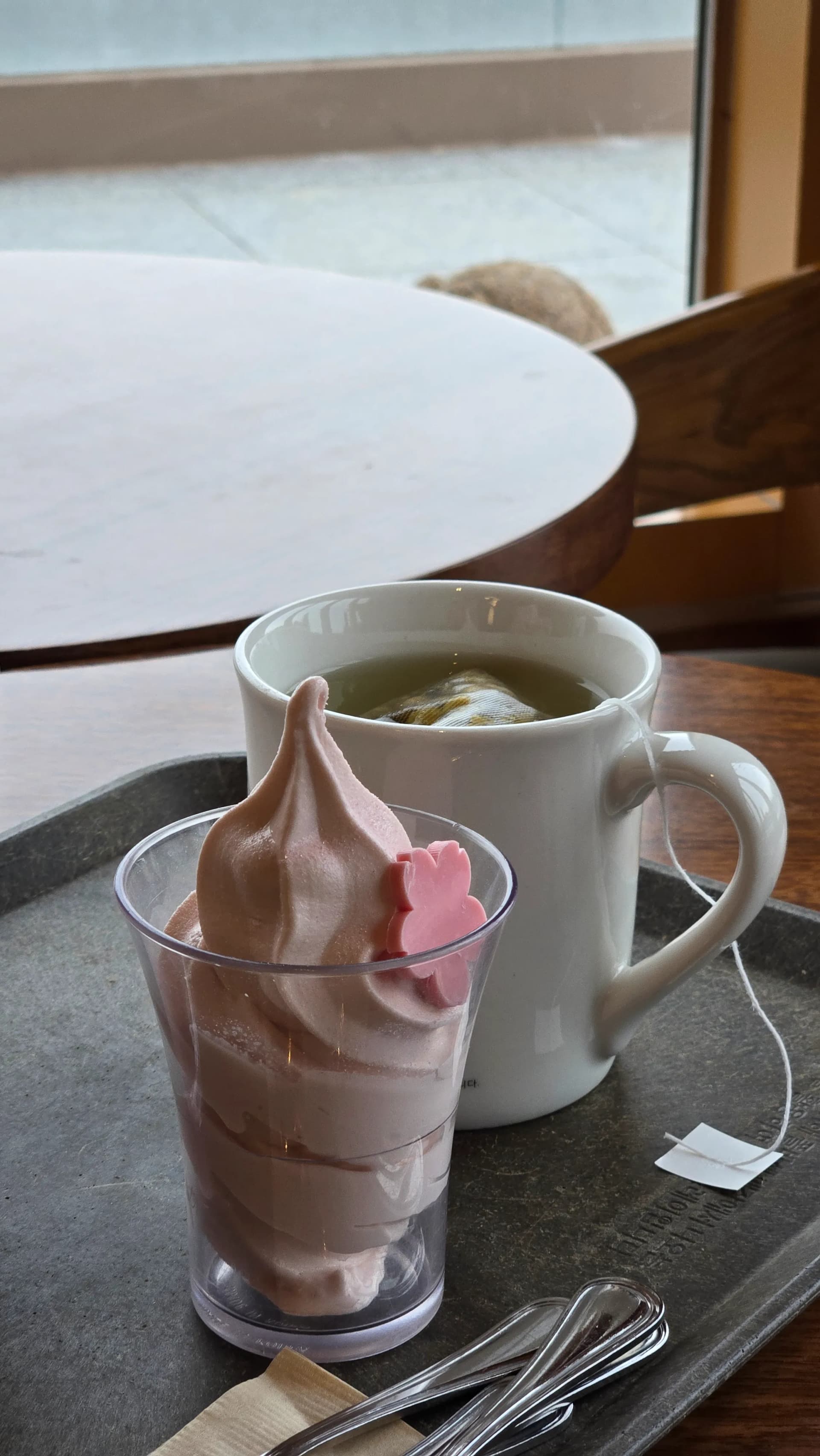 Kem mềm và ly trà túi lọc Paul Bassett Gyeongju | 하이제이에스비