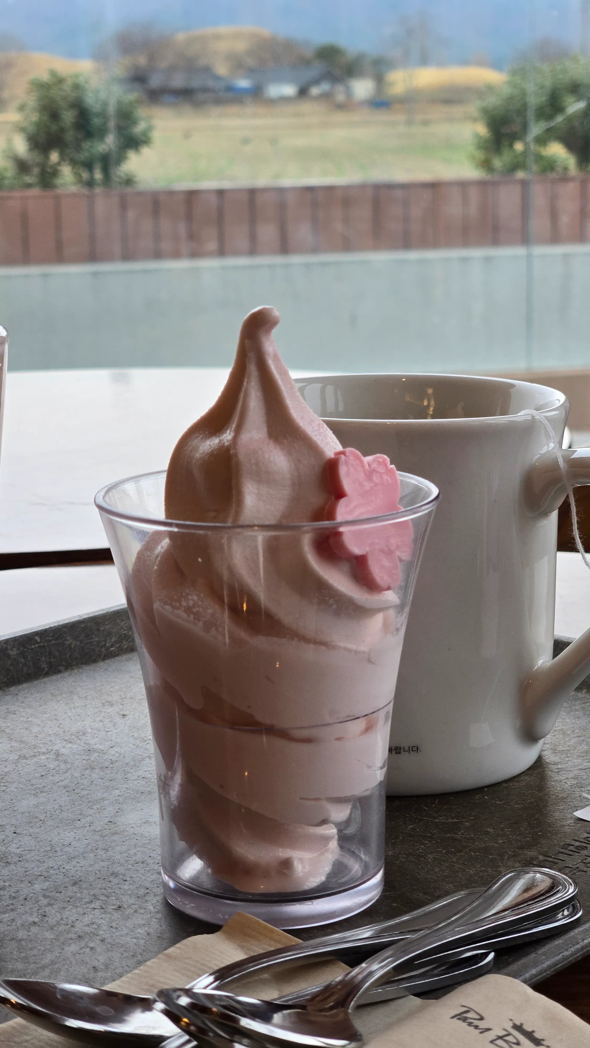 Kem mềm Paul Bassett Gyeongju — trang trí hoa anh đào với phông nền gò mộ | 하이제이에스비